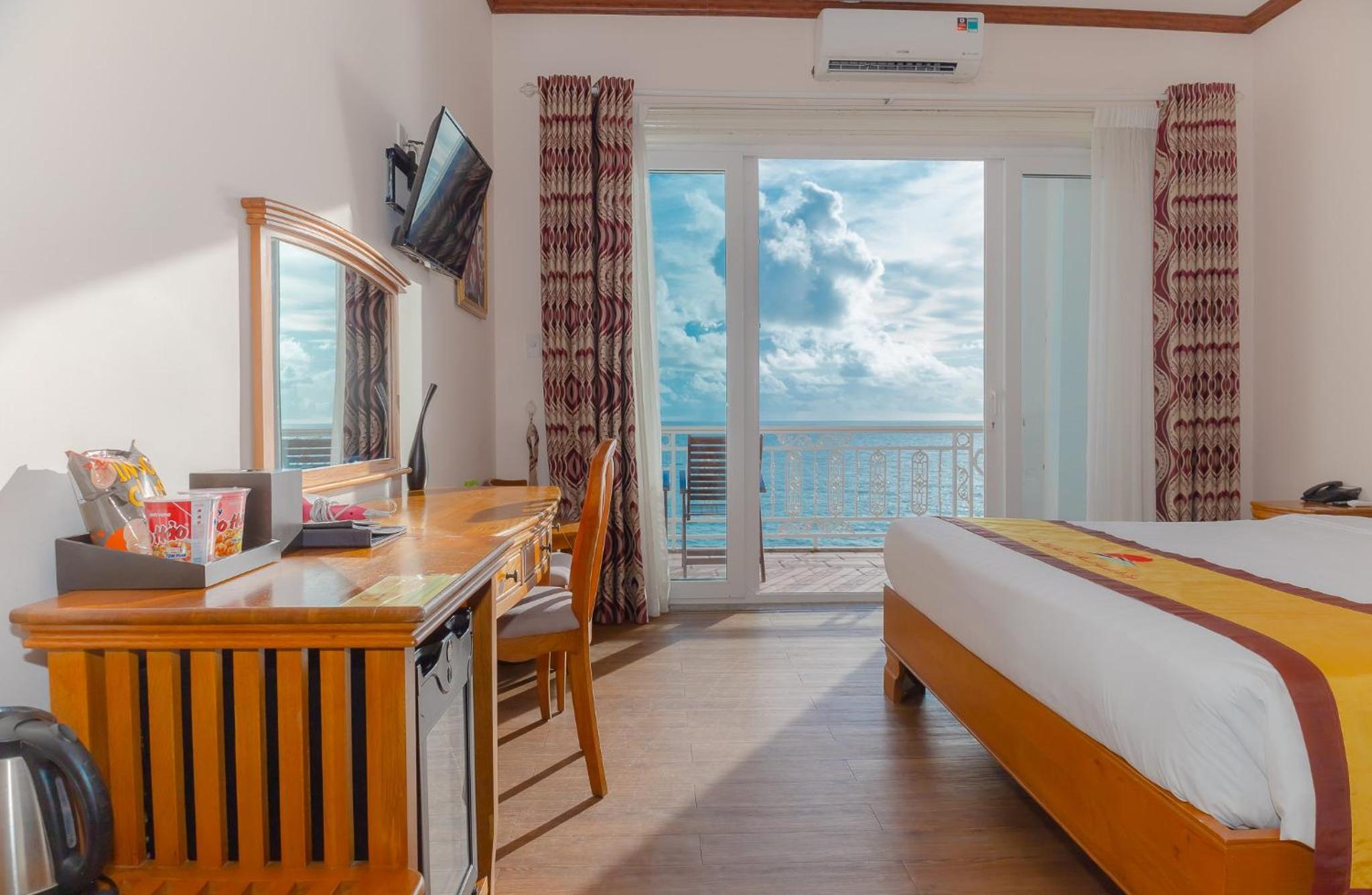 Deluxe Double or Twin Room with Sea View