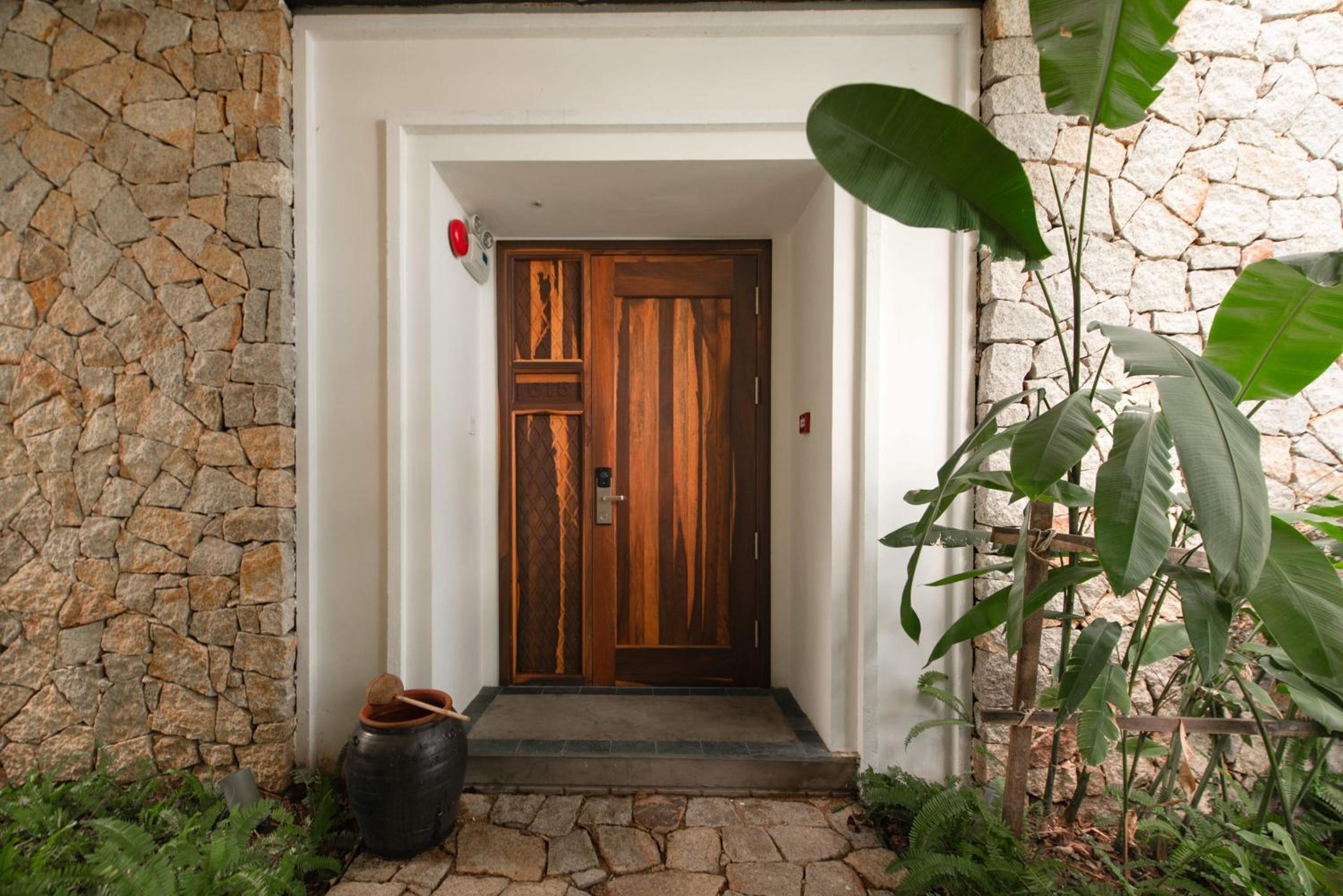 Semi Ocean View Premium King