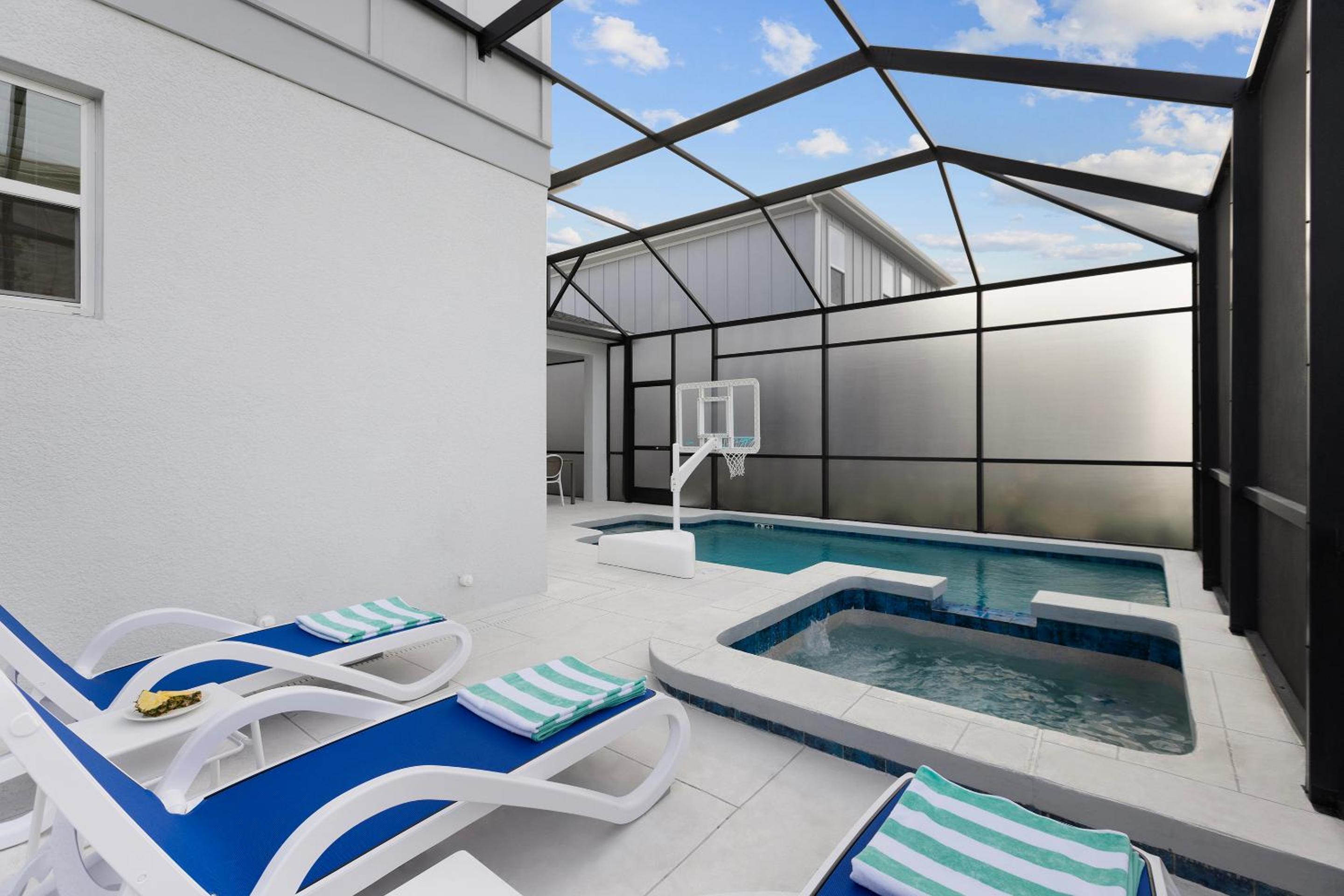 6 Bedroom Estate with Private Pool & Kitchen