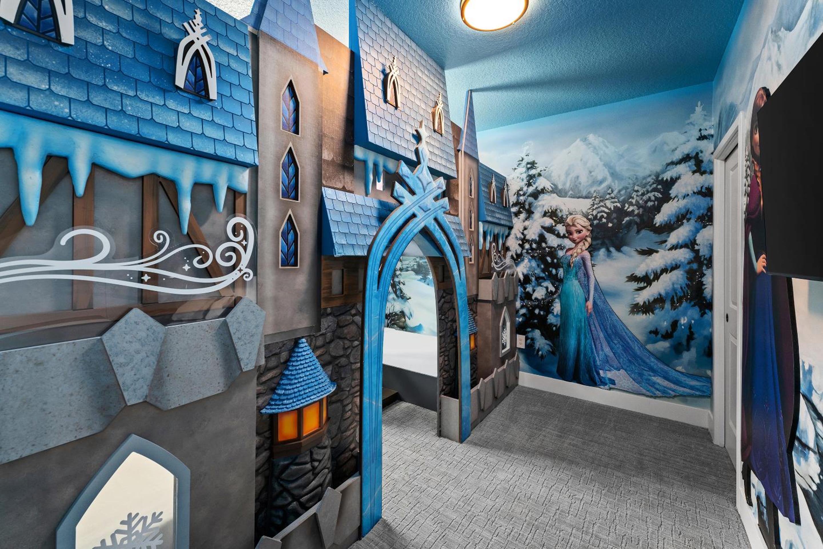 9 Bedroom Estate with Private Pool, Kitchen, Theater & Arcade