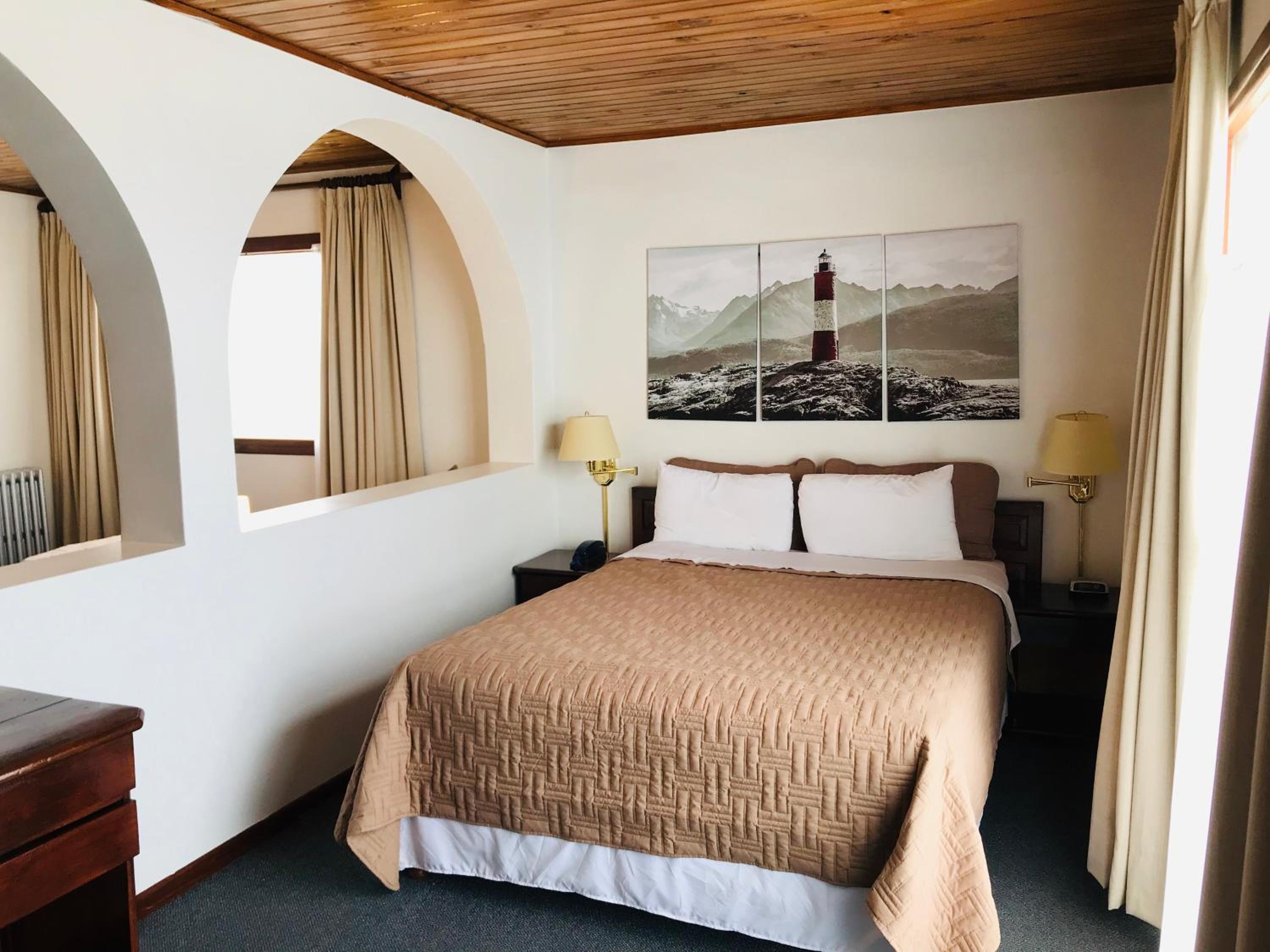 Family Room (1 Double bed + 2 single beds)