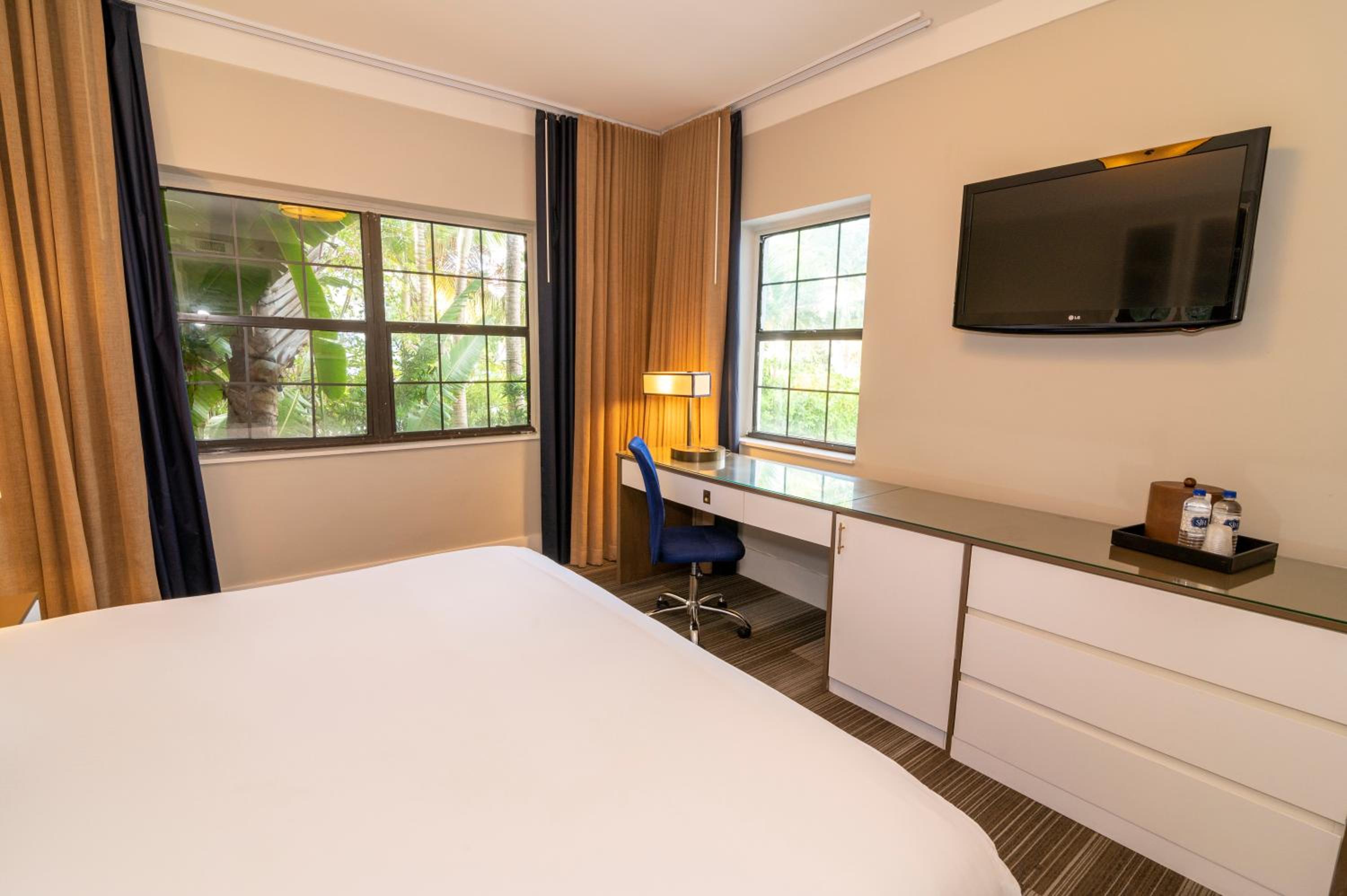 Luxury King Pool View