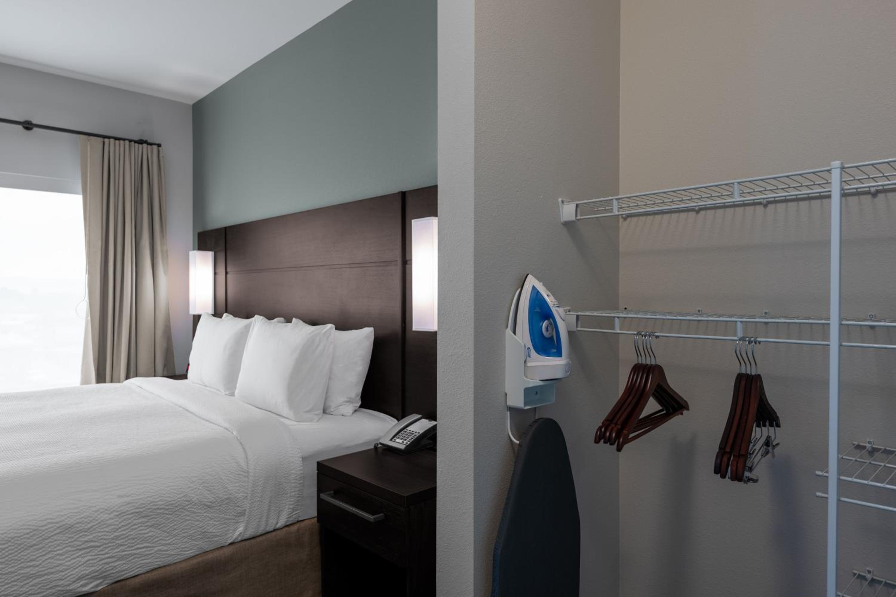 Large King Studio with Sofa Bed - Hearing Accessible