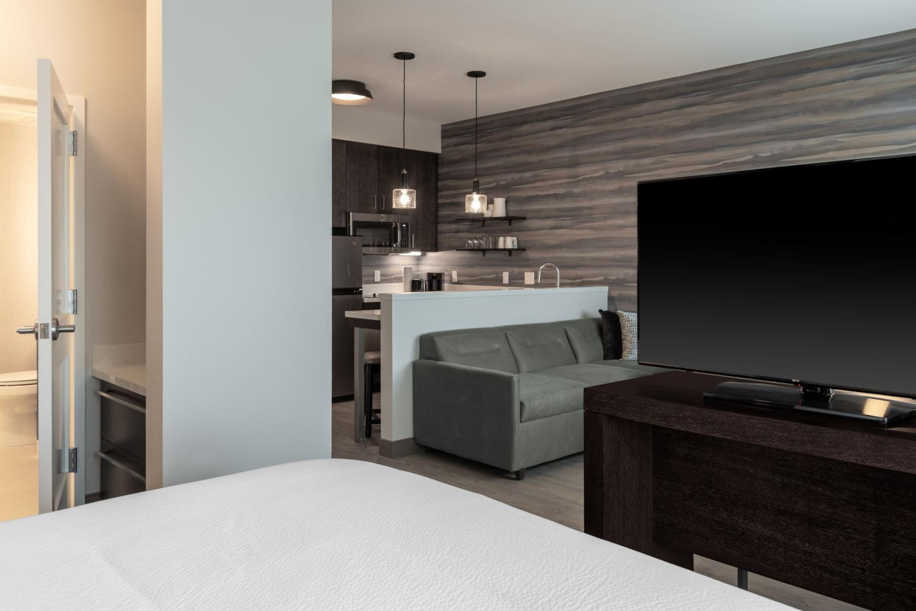 Large King Studio with Sofa Bed - Hearing Accessible