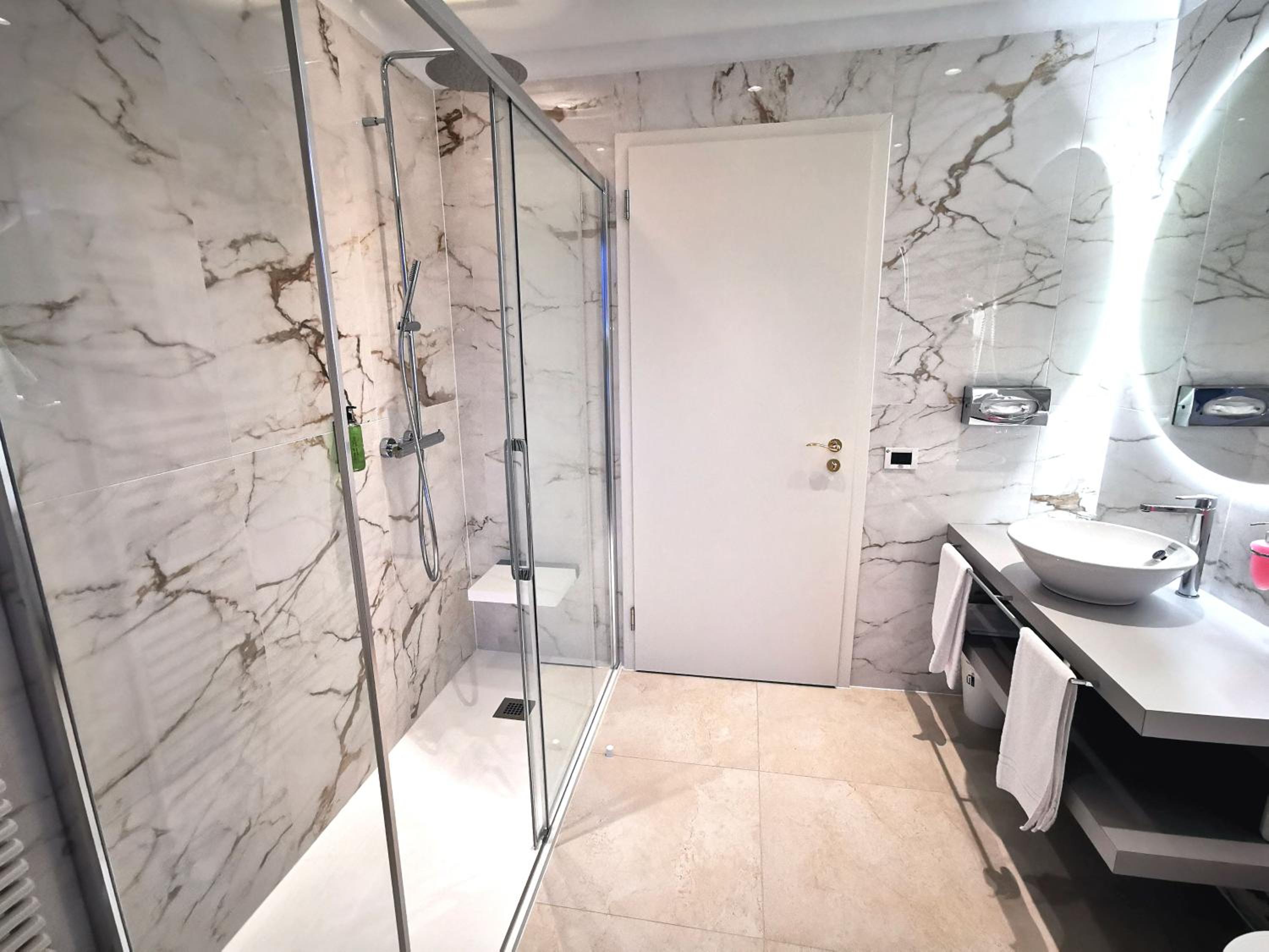 Superior Panorama Twin Room with Lake View