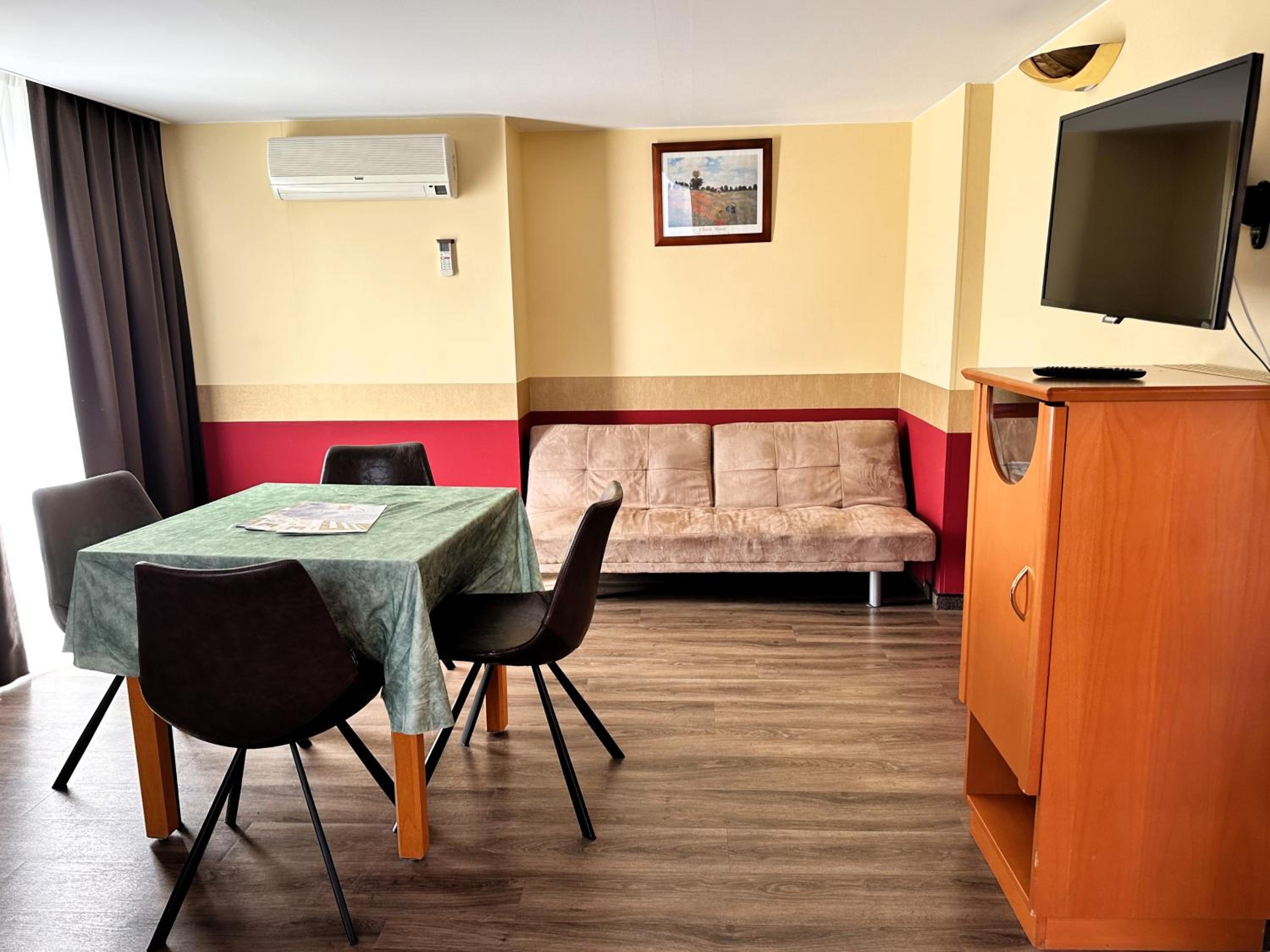 Family Room (4 Adults)