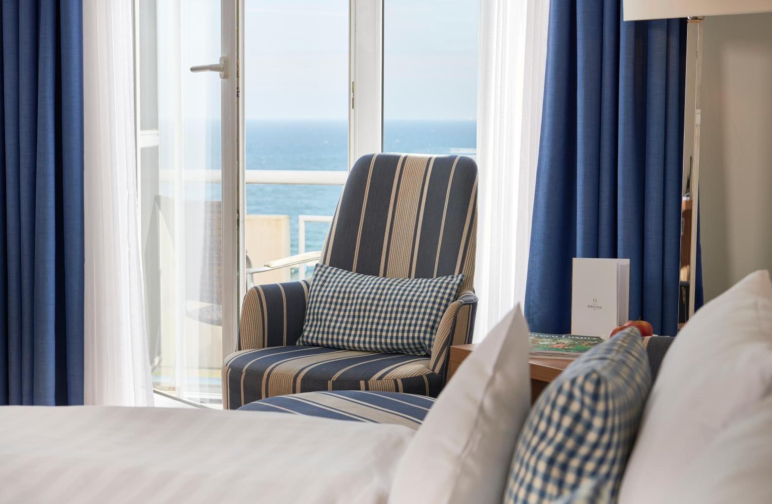 Double Room with Balcony and Direct View of the Sea