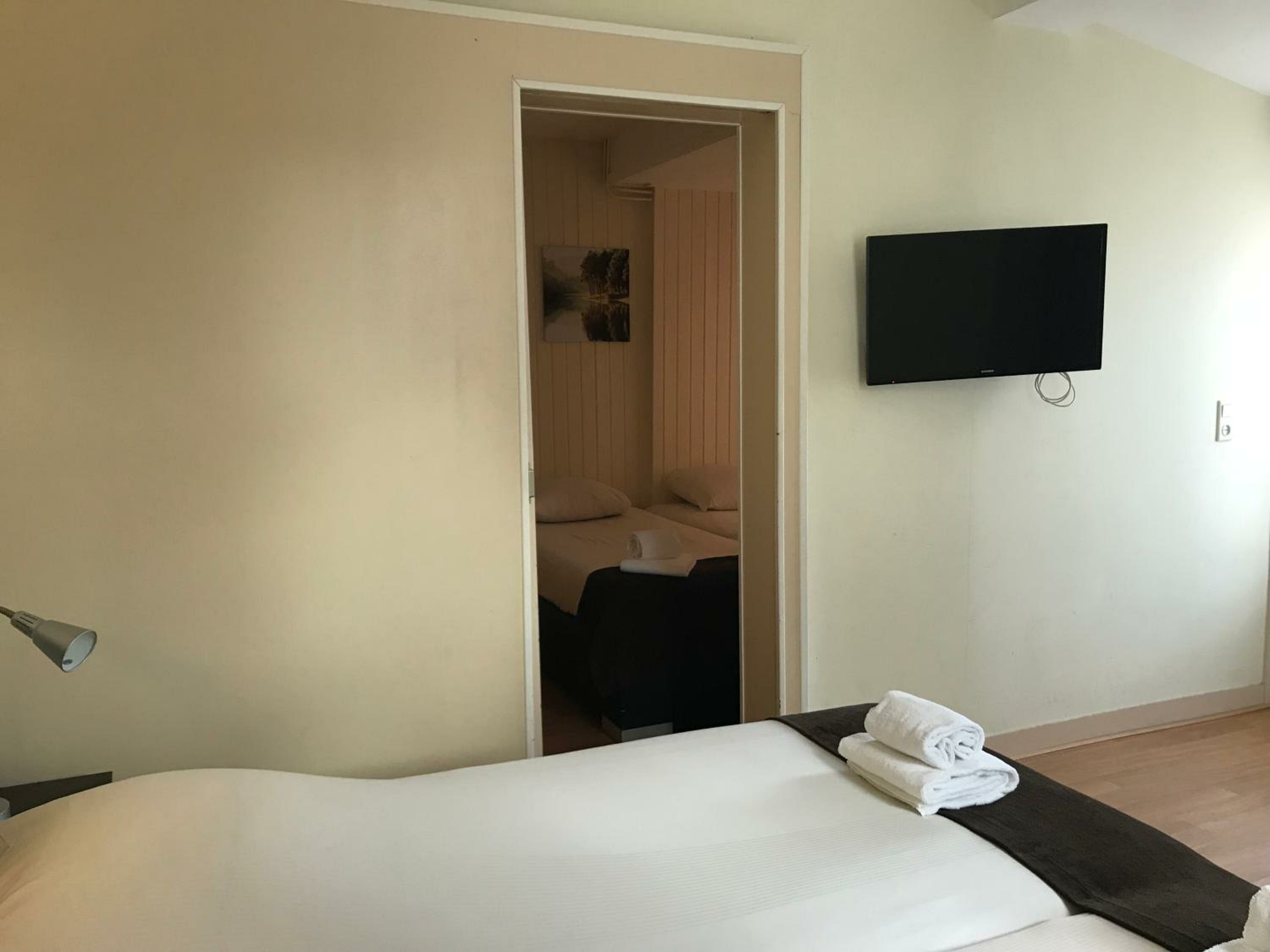 Family Room (2 Adults + 2 Children)