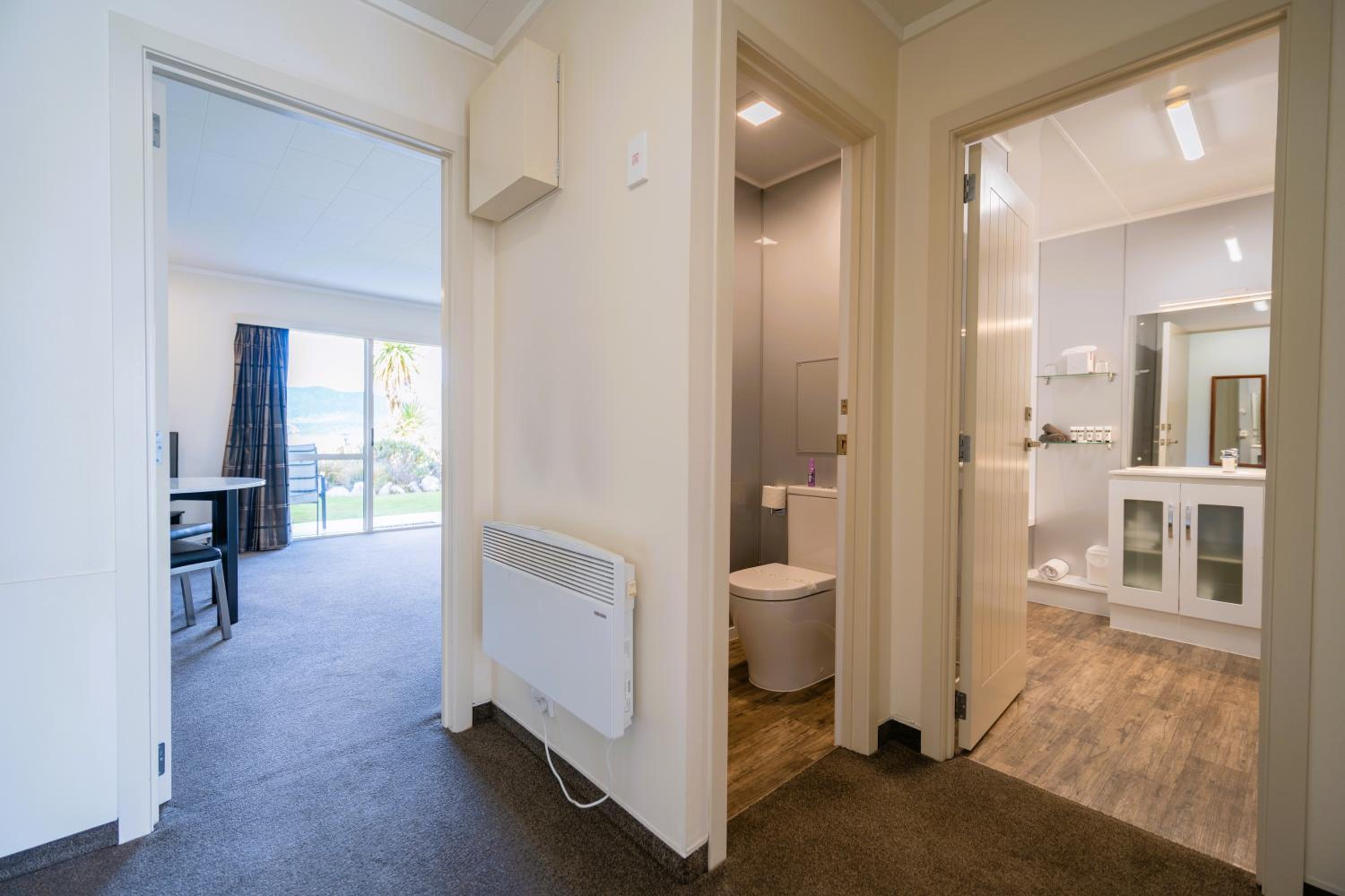 Queen One-Bedroom Apartment - Downstairs Lake & Garden View