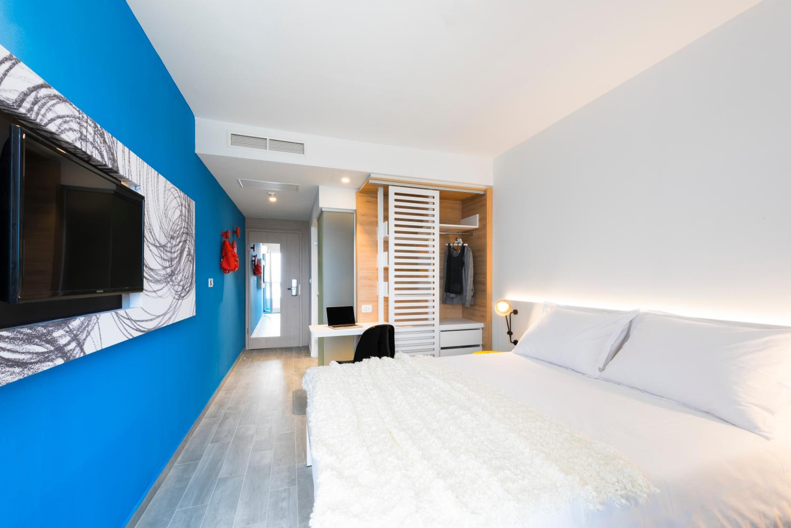 Double Room with Balcony and Park View