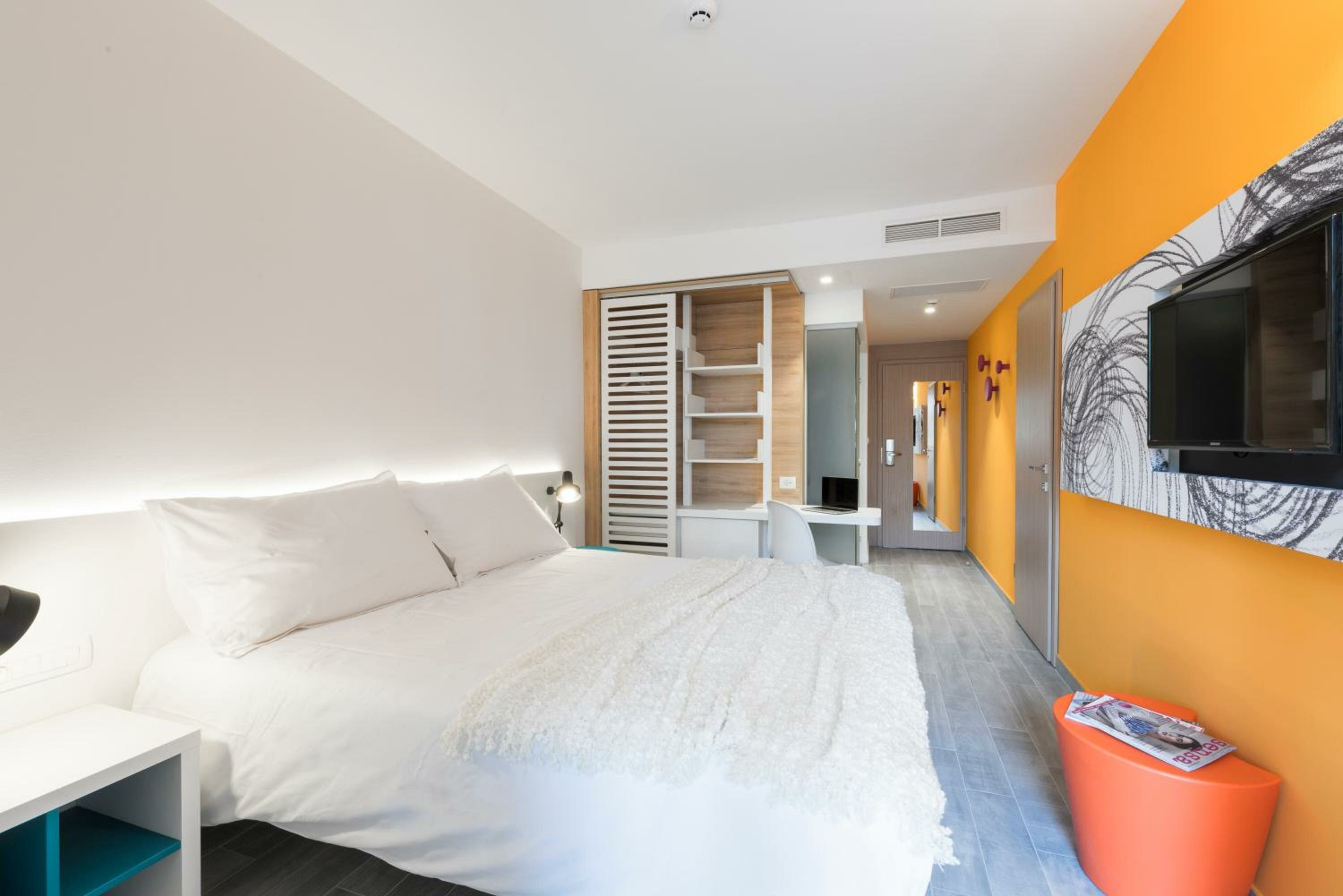 Double Room with Balcony and Park View