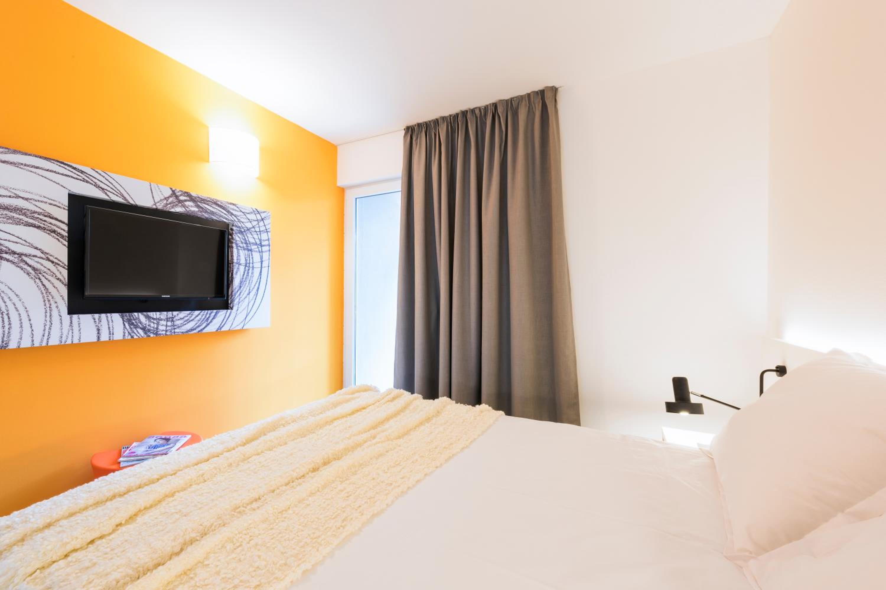 Double Room with Balcony and Park View