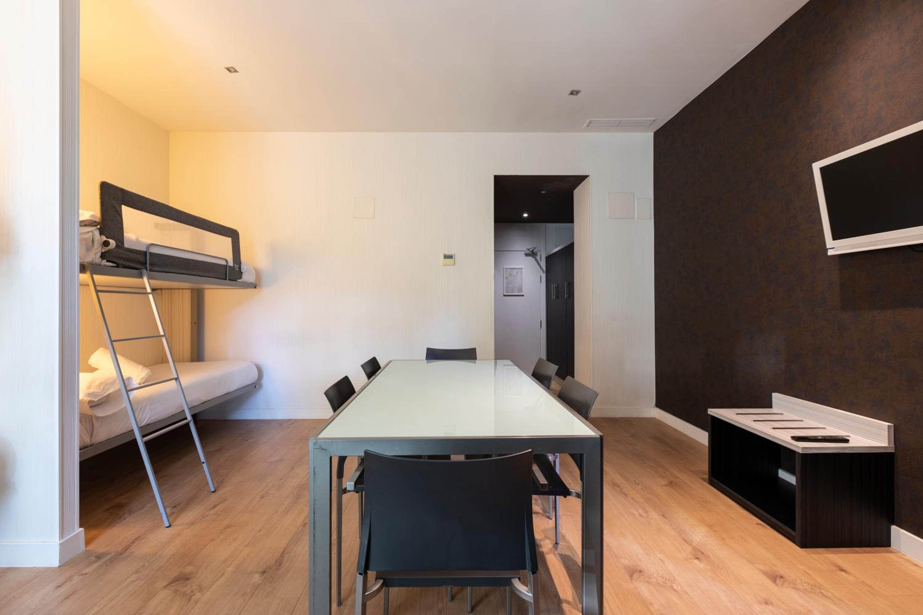 Apartment (6 Adults)