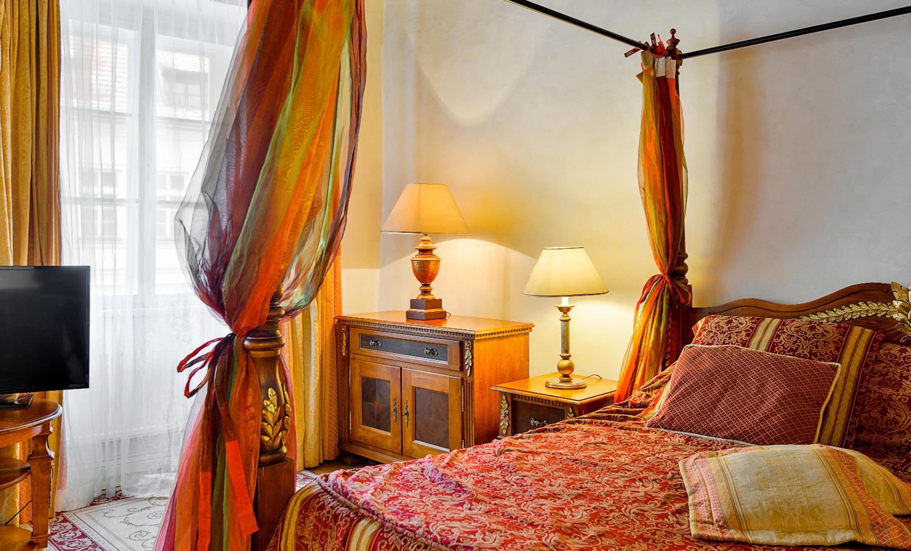 King Suite with Street View