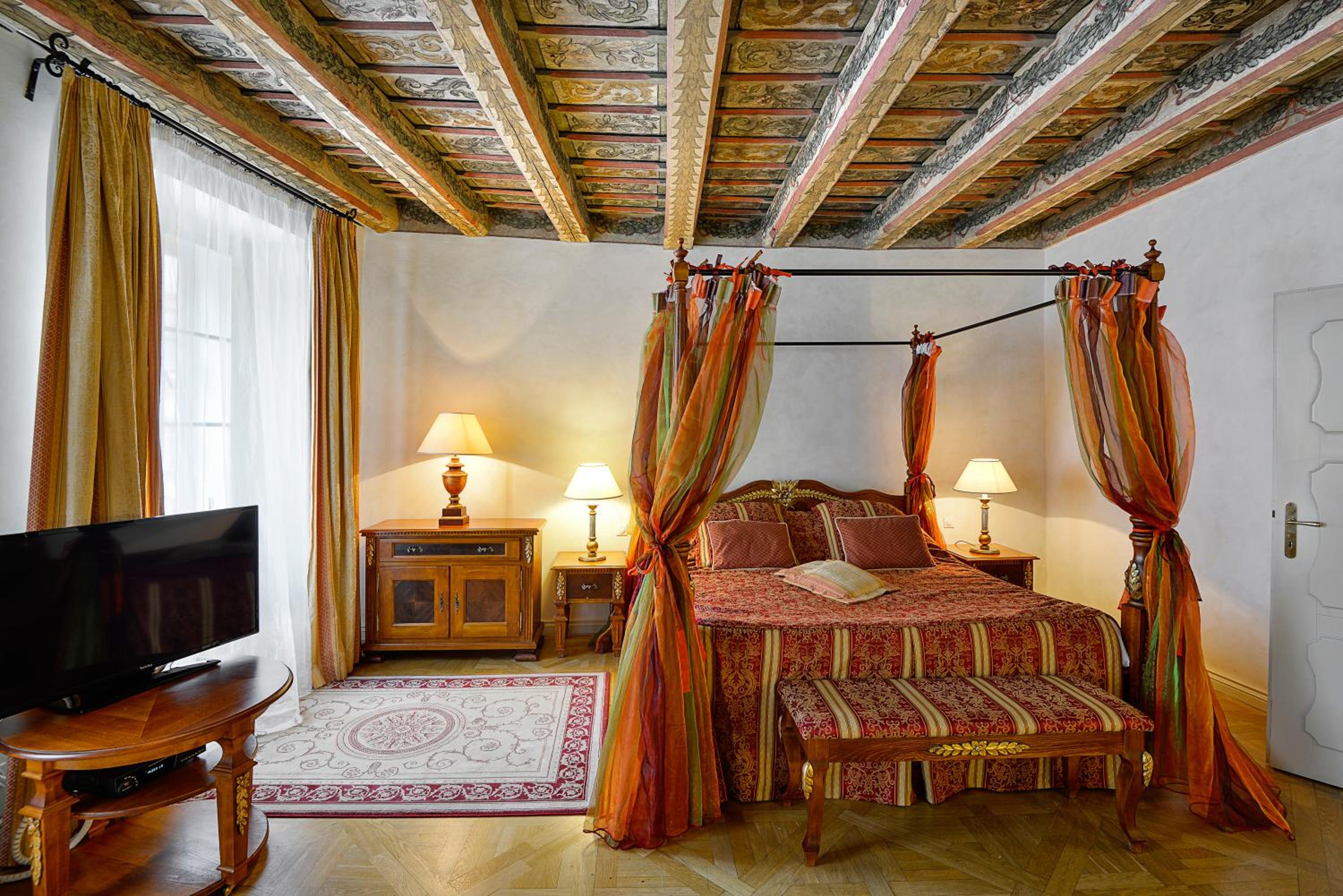King Suite with Street View