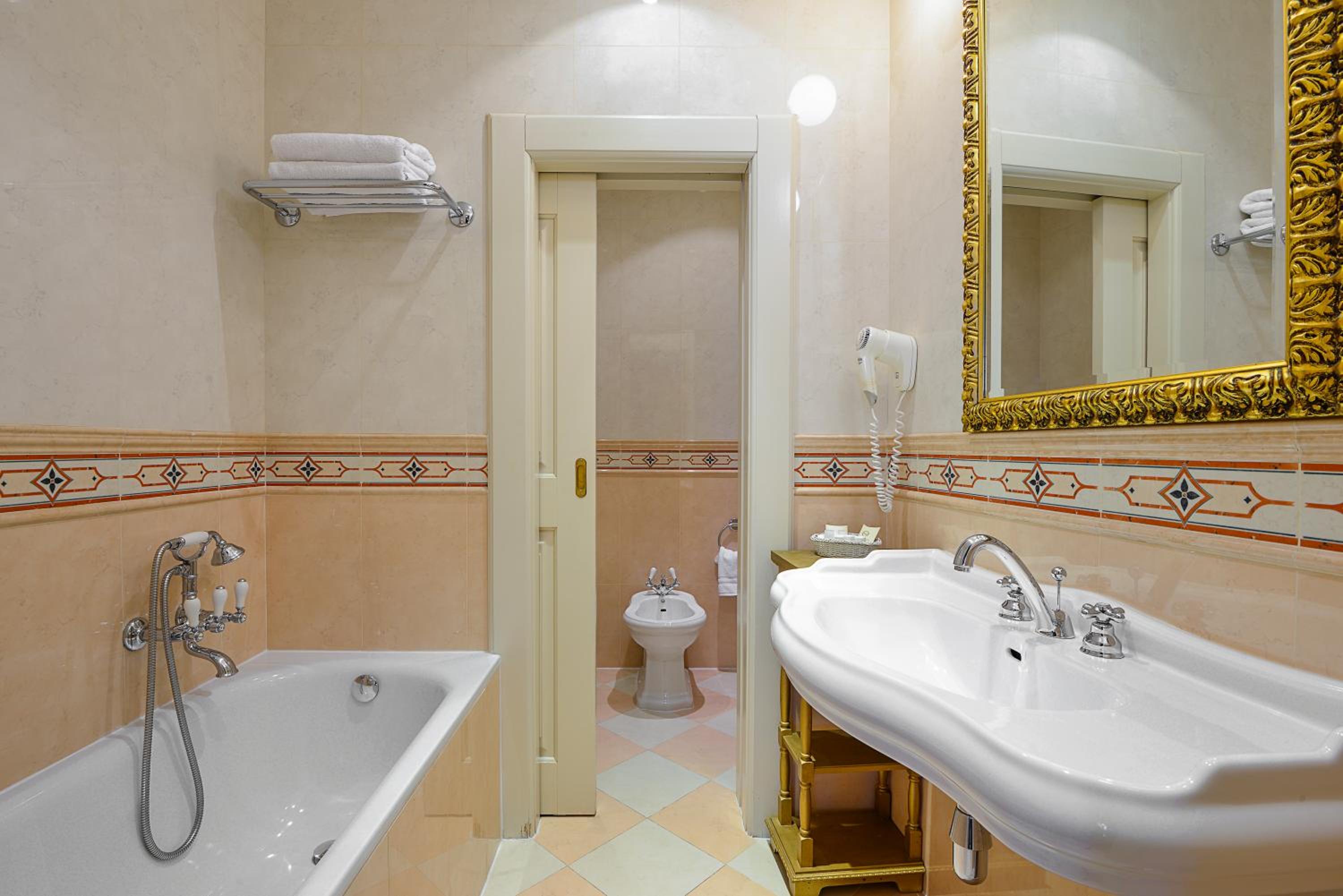 King Suite with Street View