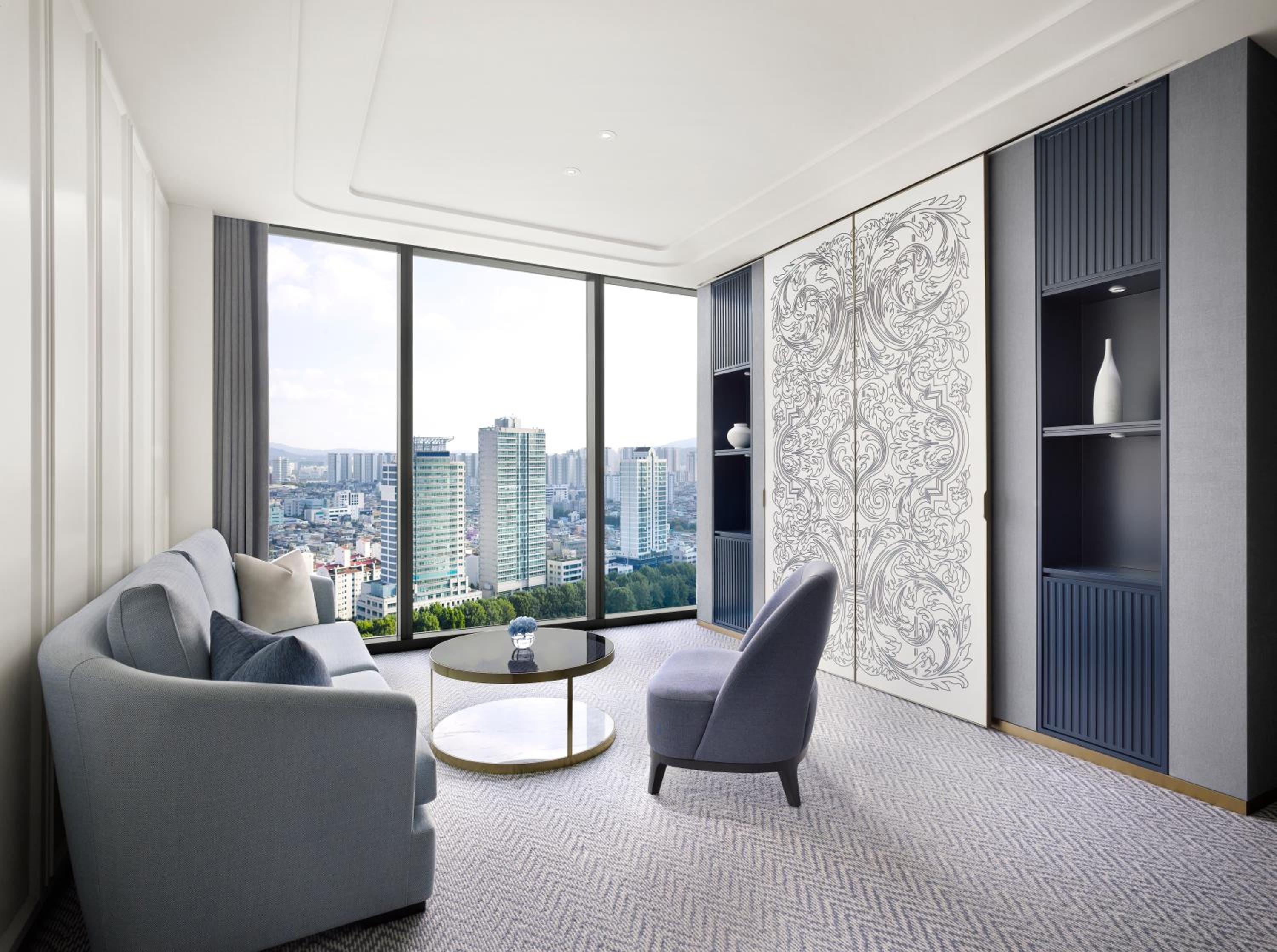 Prestige Family King Suite with Sofa Bed and Lake View