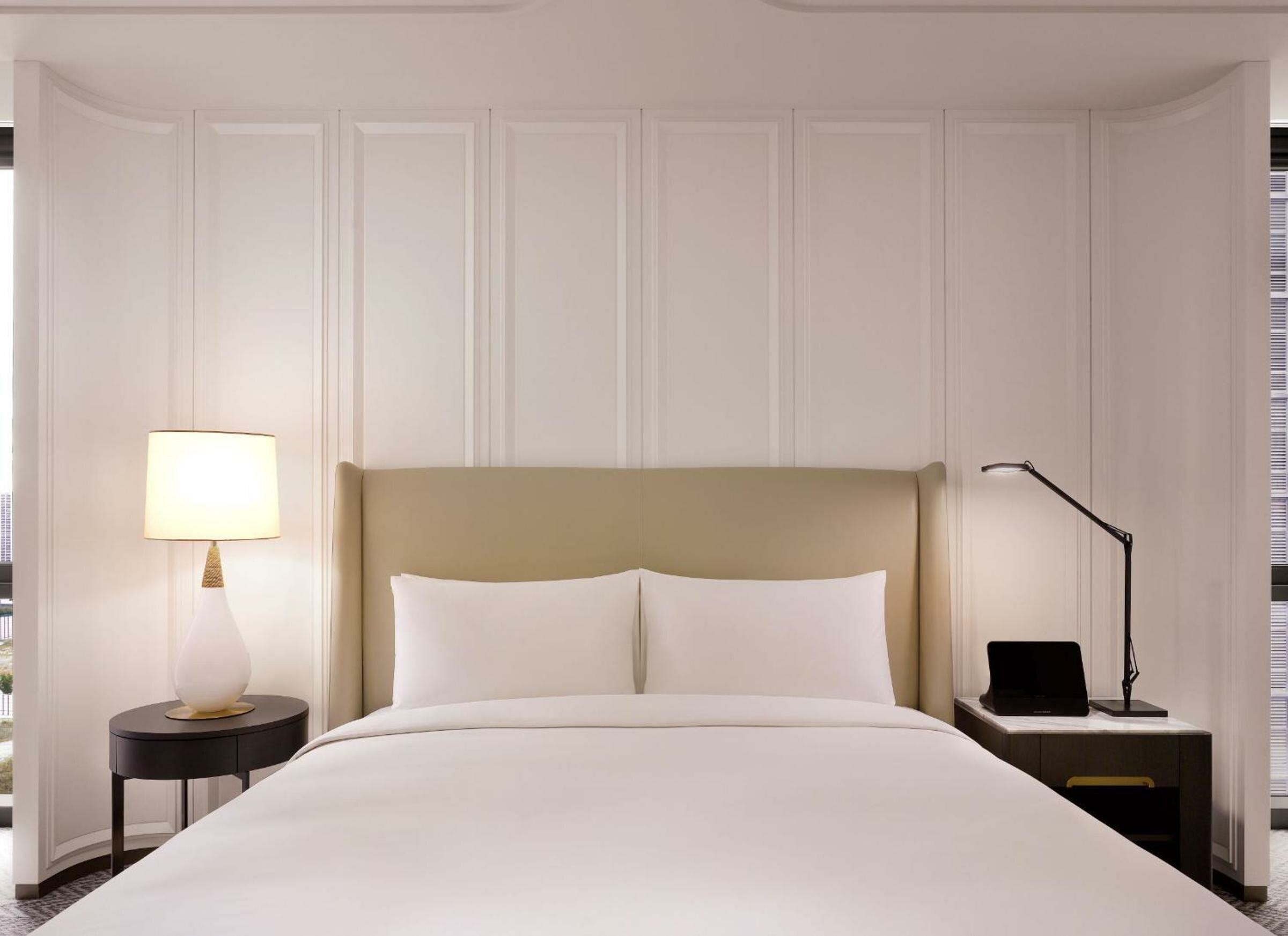 Prestige Suite with Club Millésime Access, 1 King Size Bed, Lake View