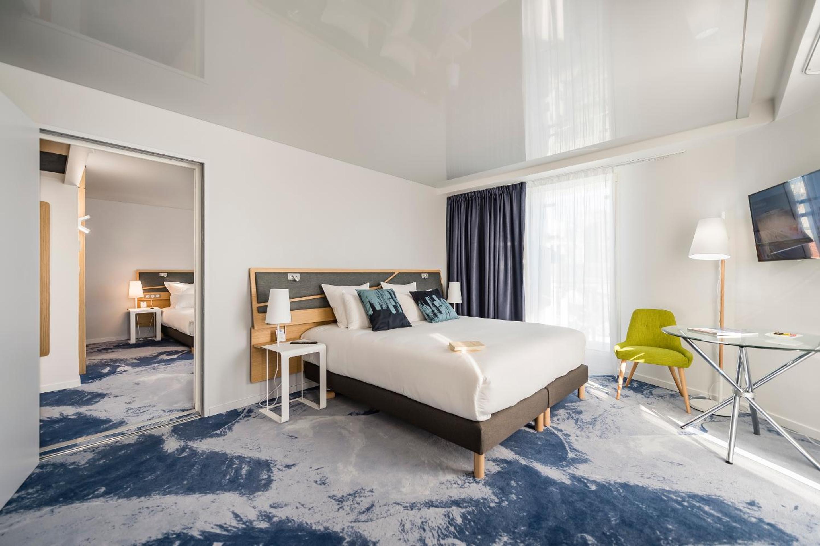 Two Adjacent Double Rooms  communicating