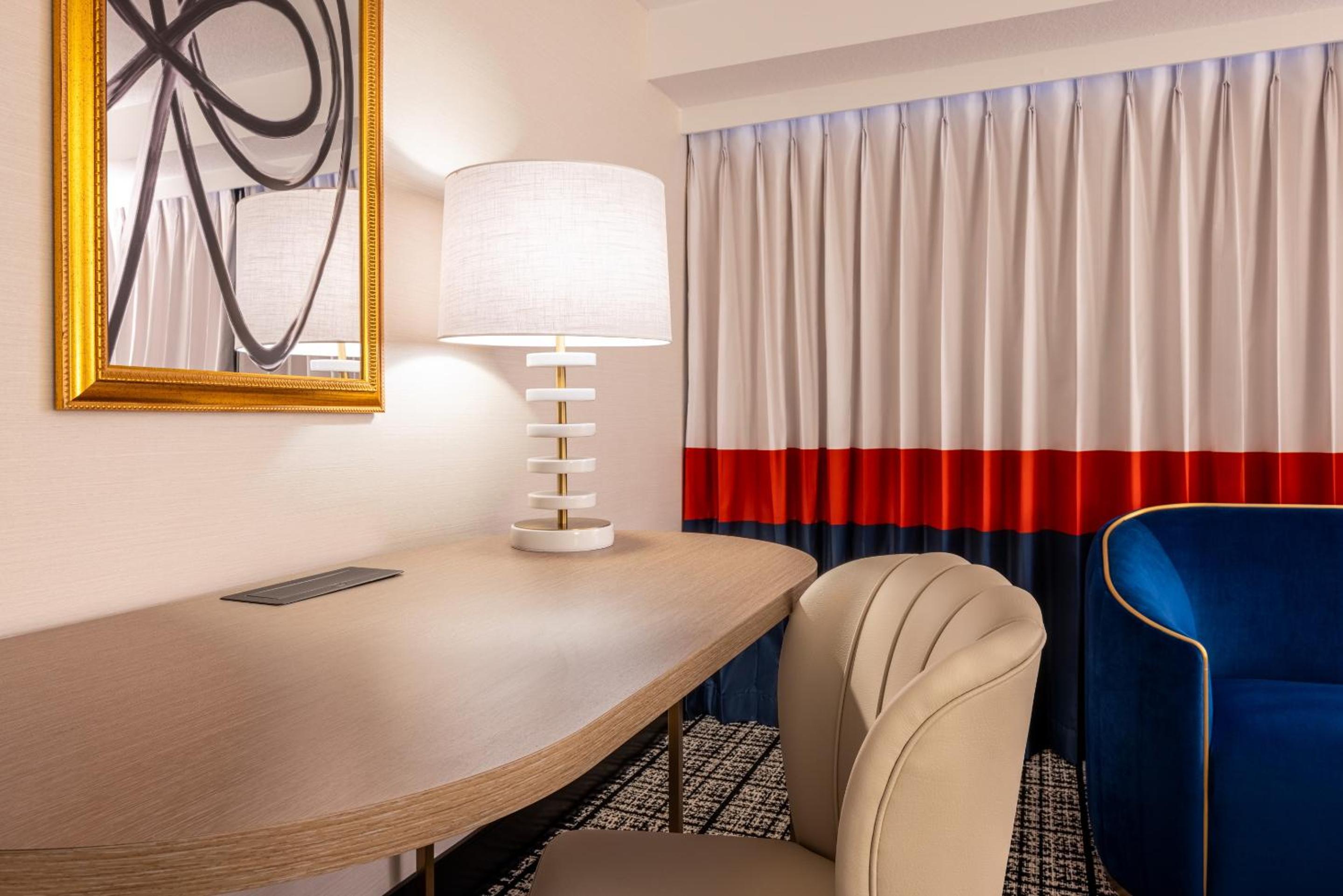 Versailles Room, 1 King, Pool View