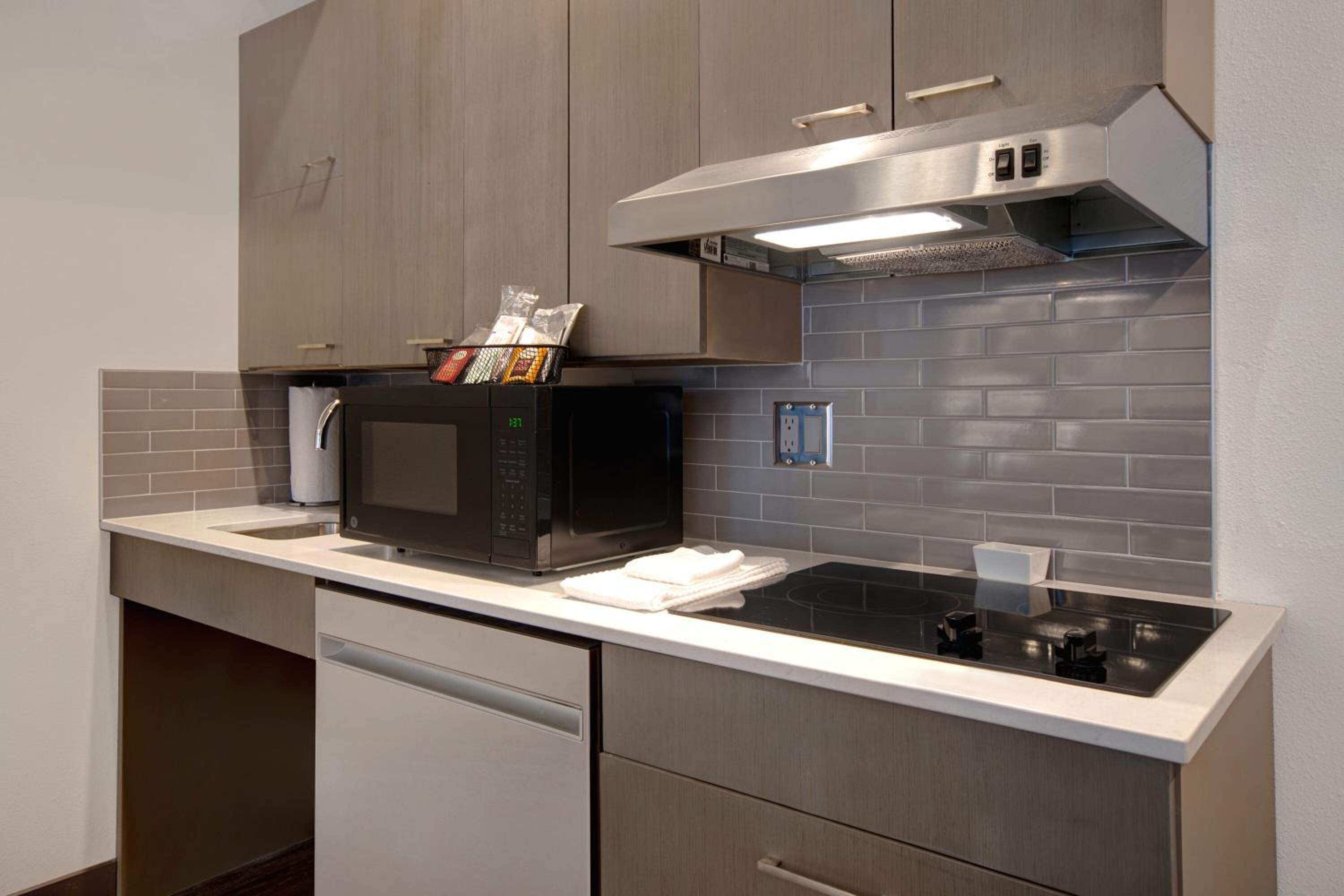 King Studio Suite with Kitchen and Roll-In Shower - Disability Access