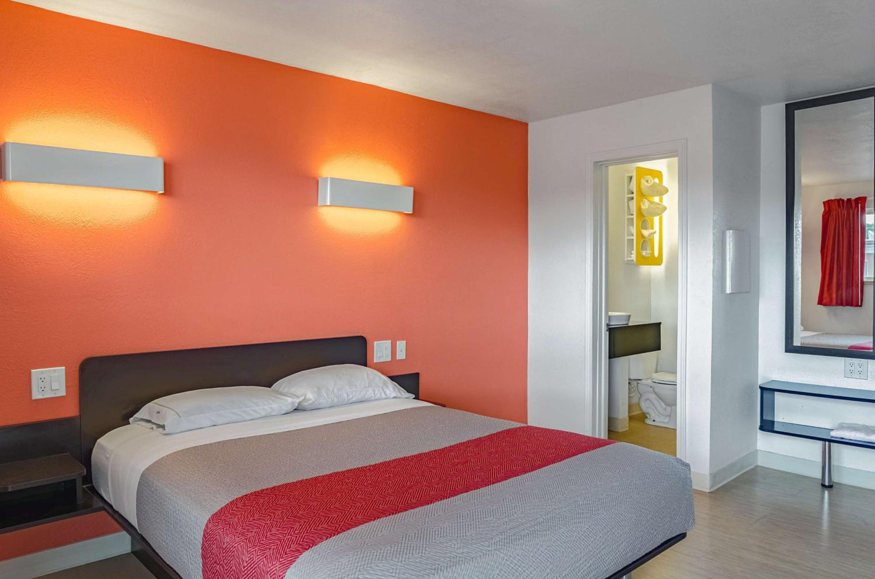 Deluxe King Room - Non-Smoking