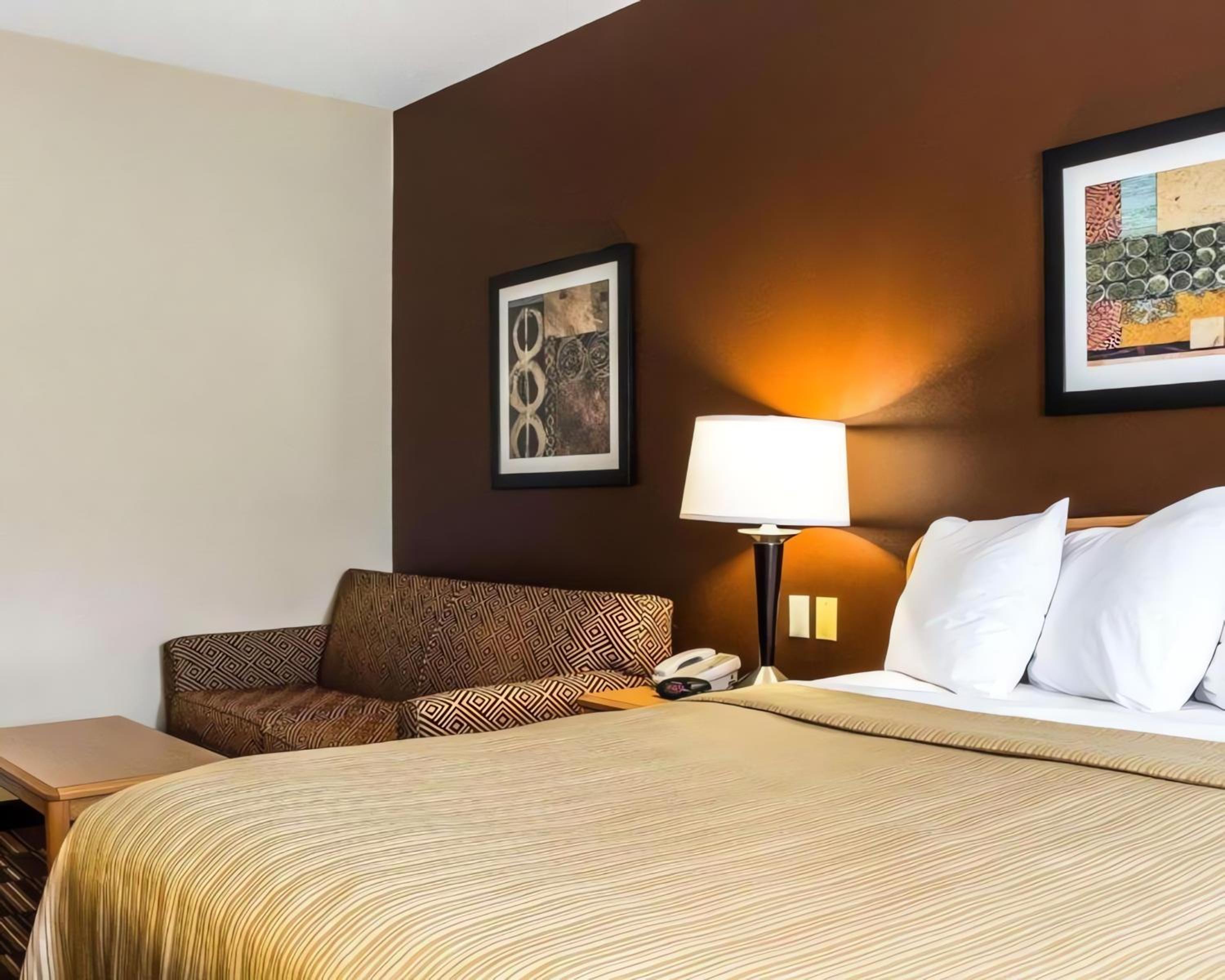 King Suite with Sofabed - Accessible/Non Smoking