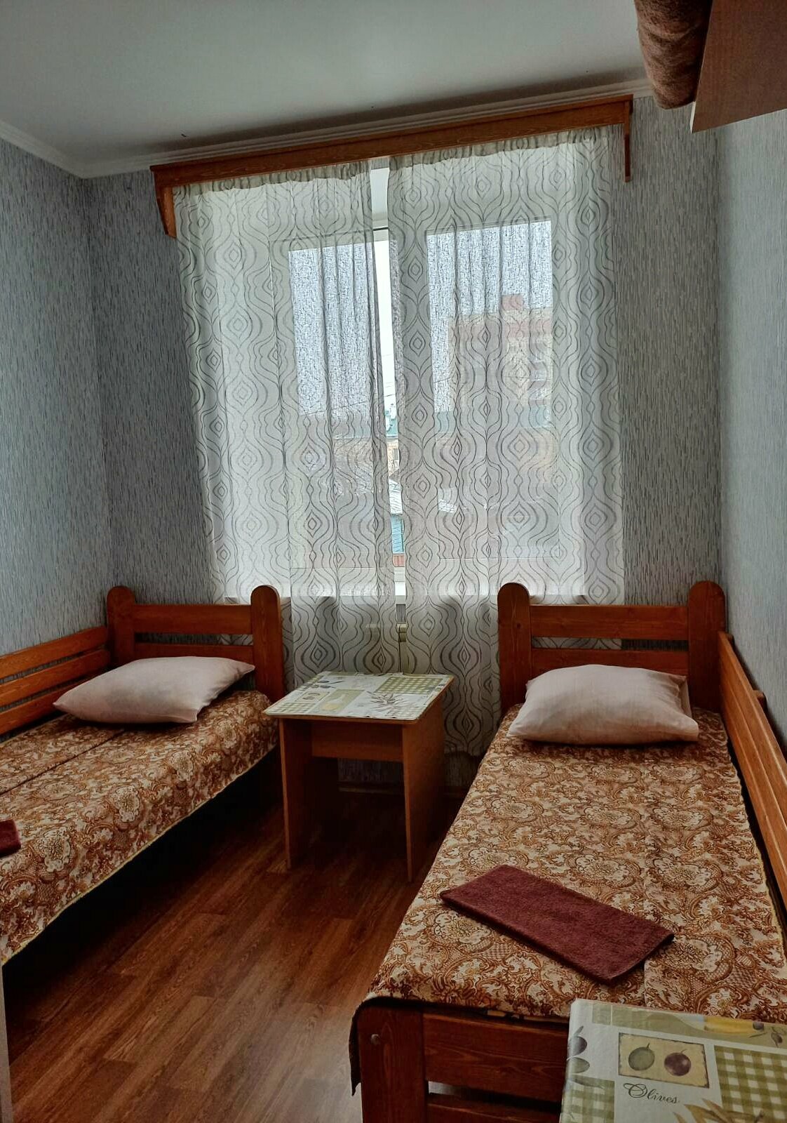 Двухместный номер с 2 отдельными кроватями и общей ванной комнатой