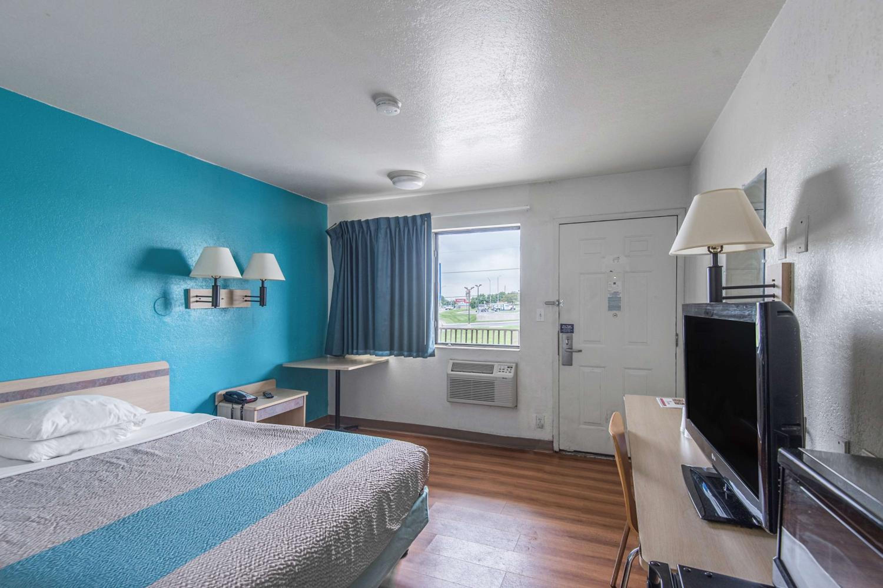 Queen Room - Disability Access - Non-Smoking