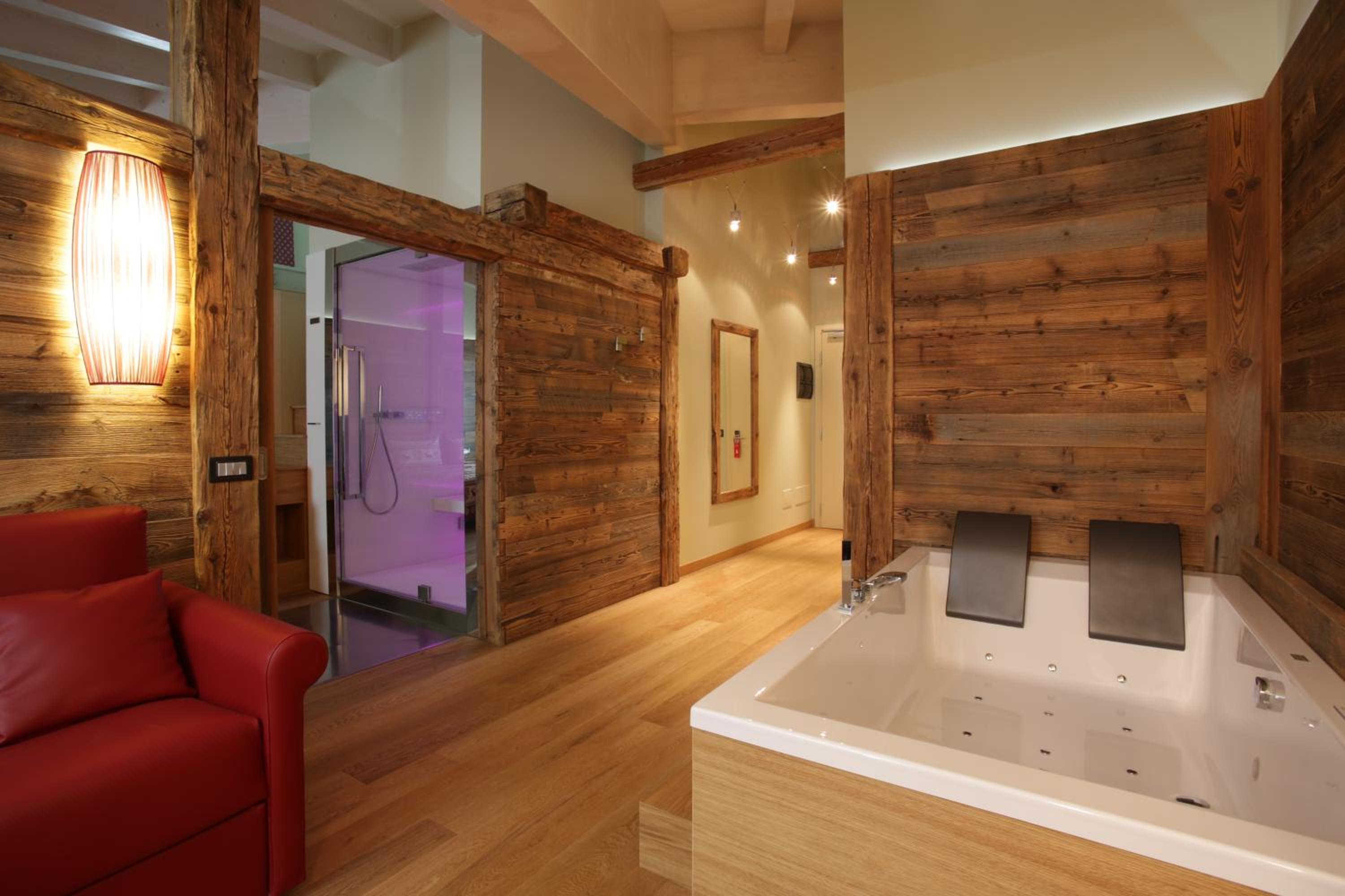 Deluxe Suite with Spa Bath