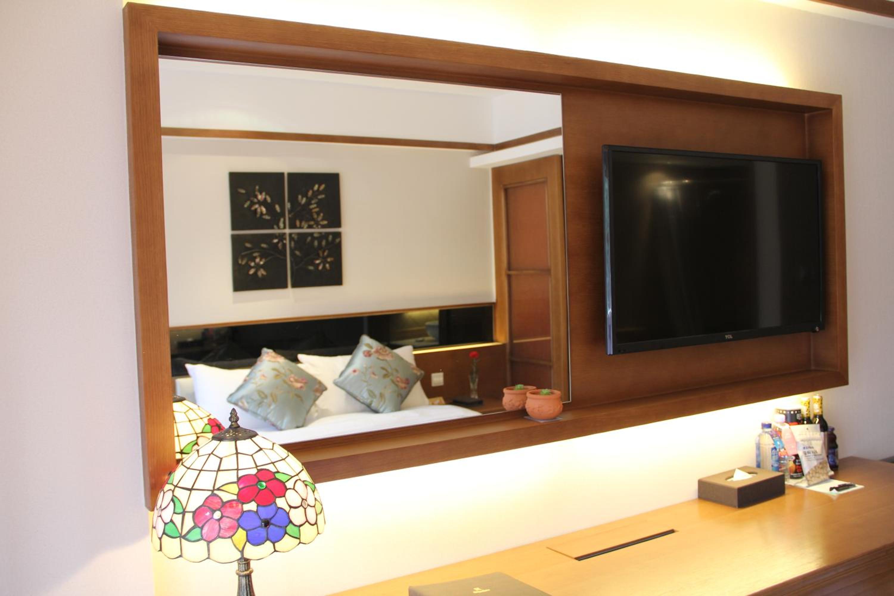 Double Room with Traditional Chinese Decoration