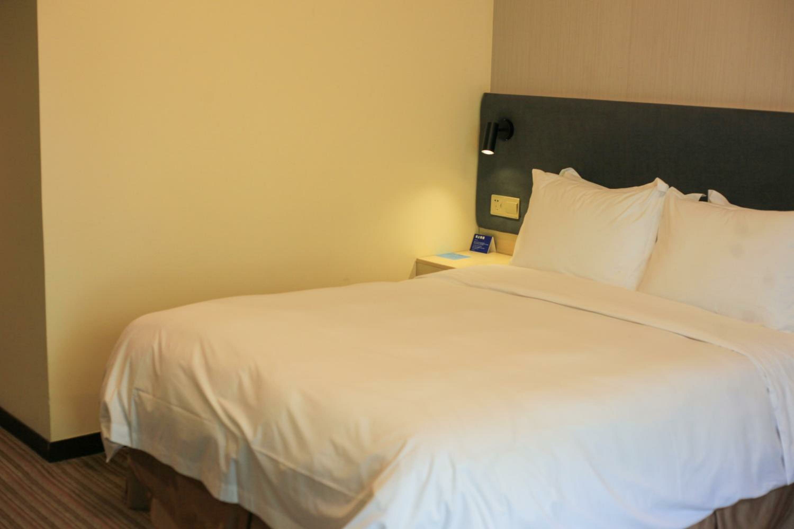 Queen Room - Accessible