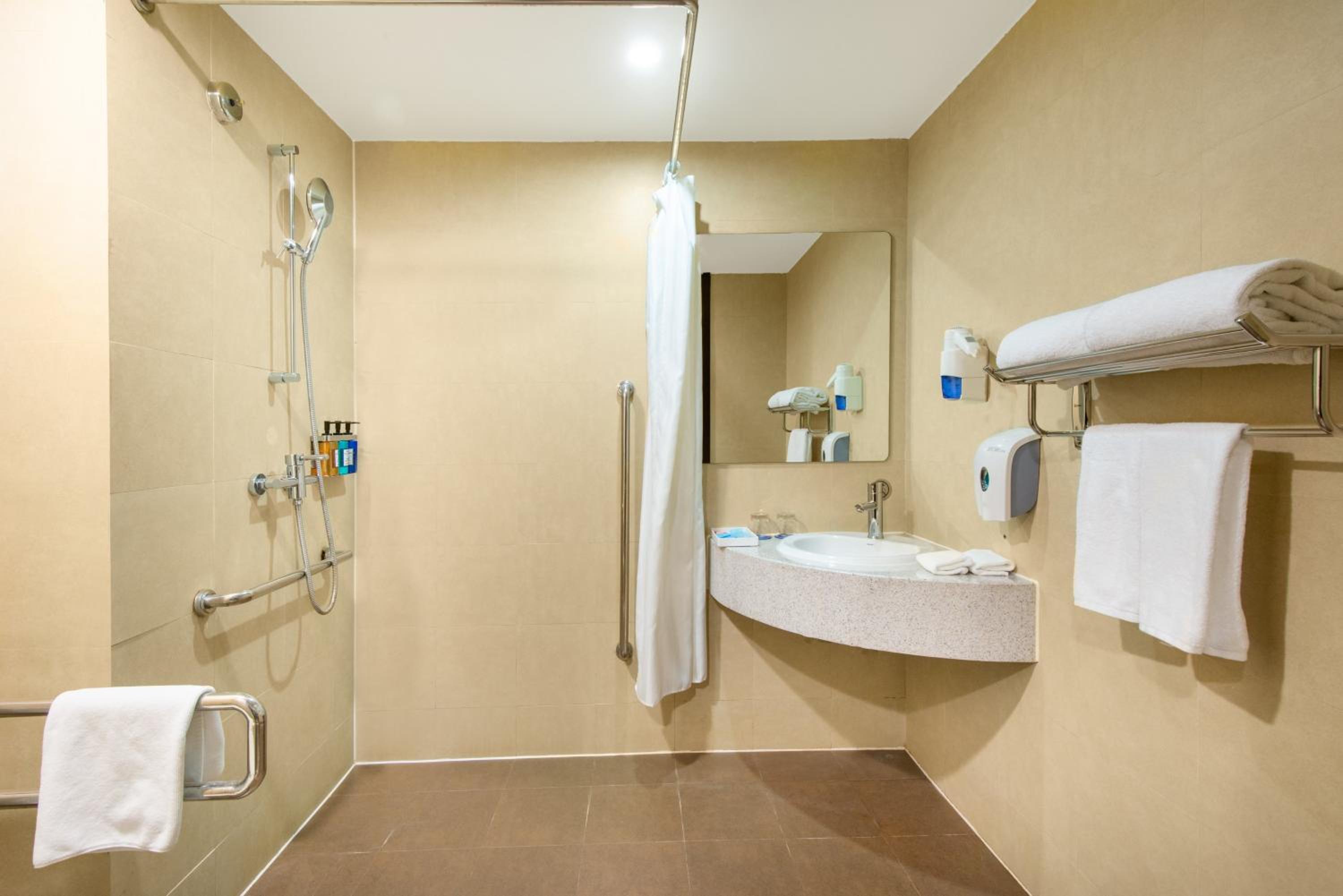 Queen Room - Accessible