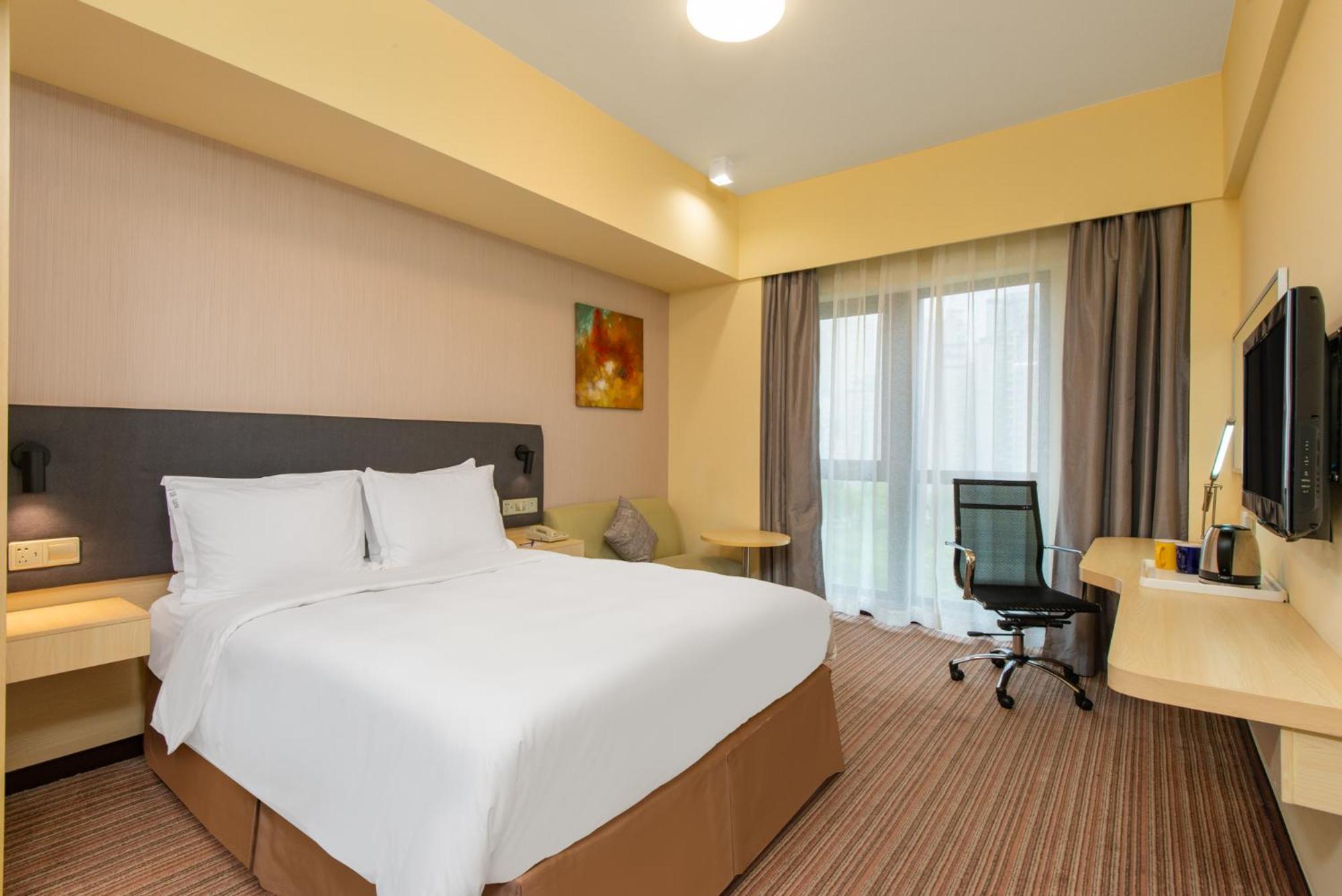 Standard Queen Room