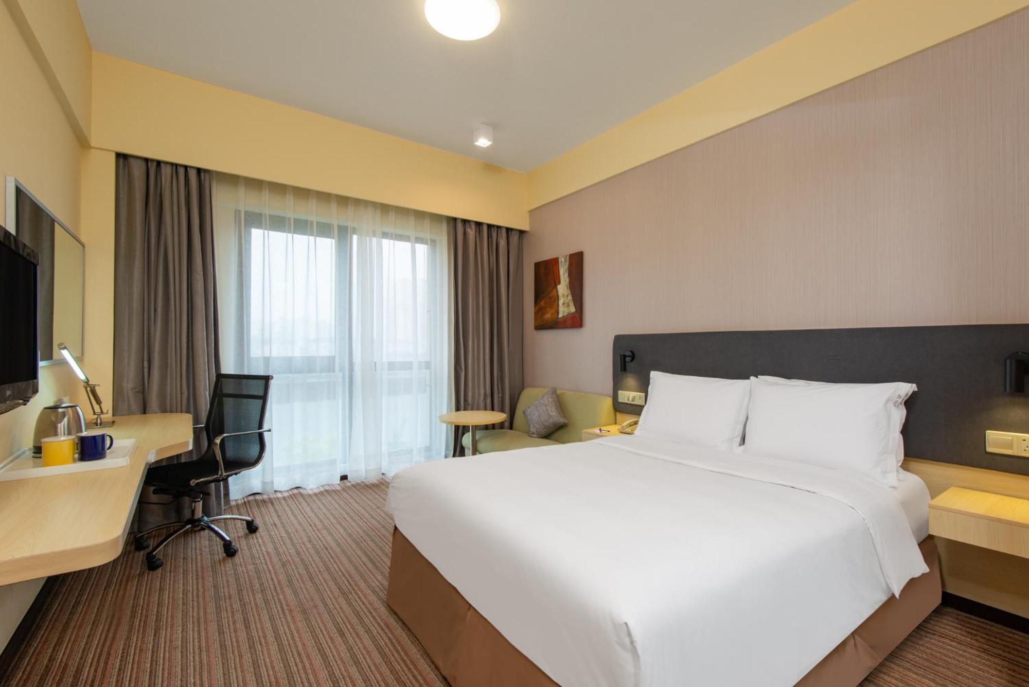 Standard Queen Room