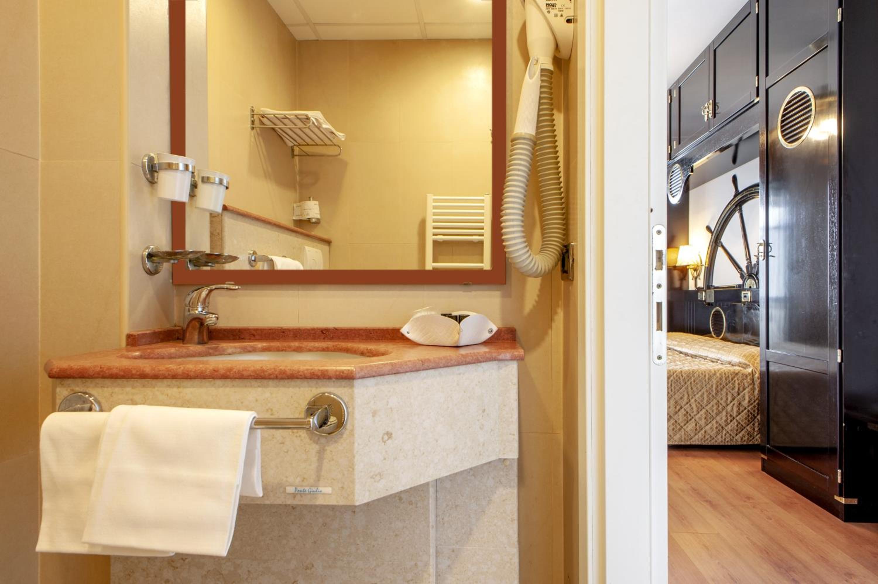 Superior Double Room with Balcony and Sea View