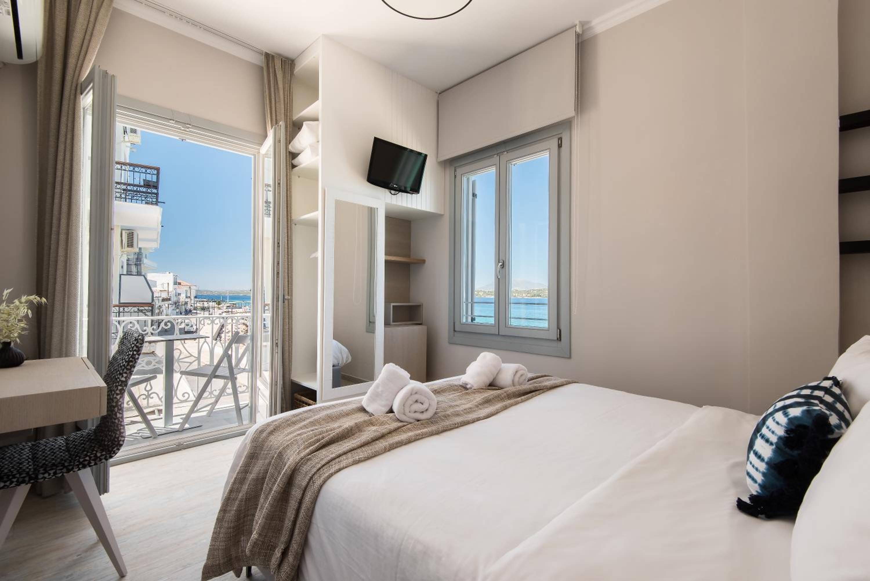 Double or Twin Room with Partial Sea View