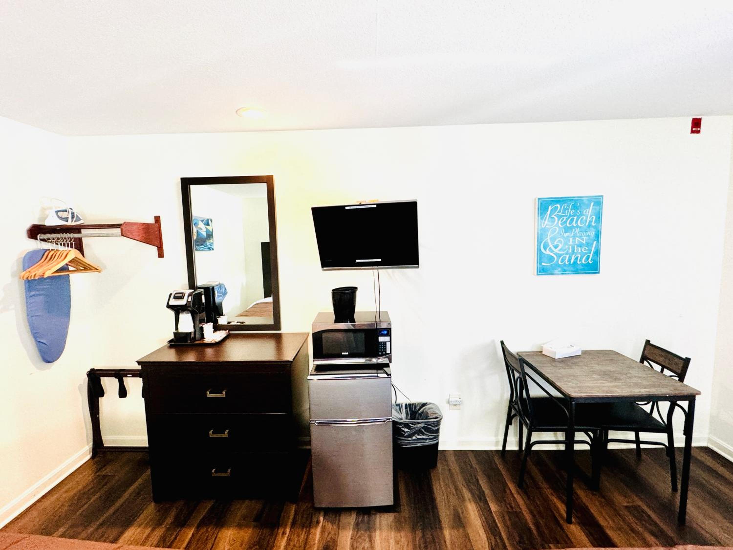 Economy Queen Room with Two Queen Beds 
