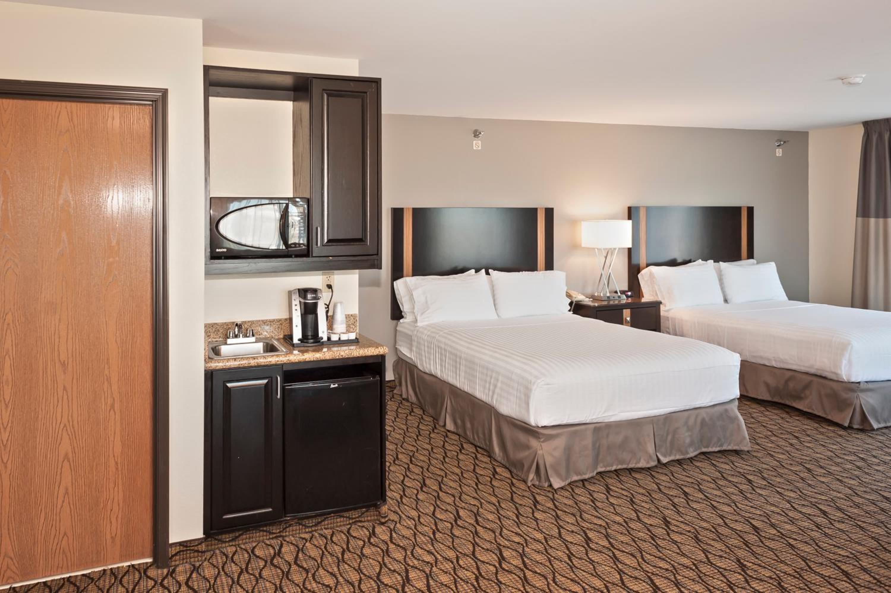 One-Bedroom Queen Suite with Two Queen Beds