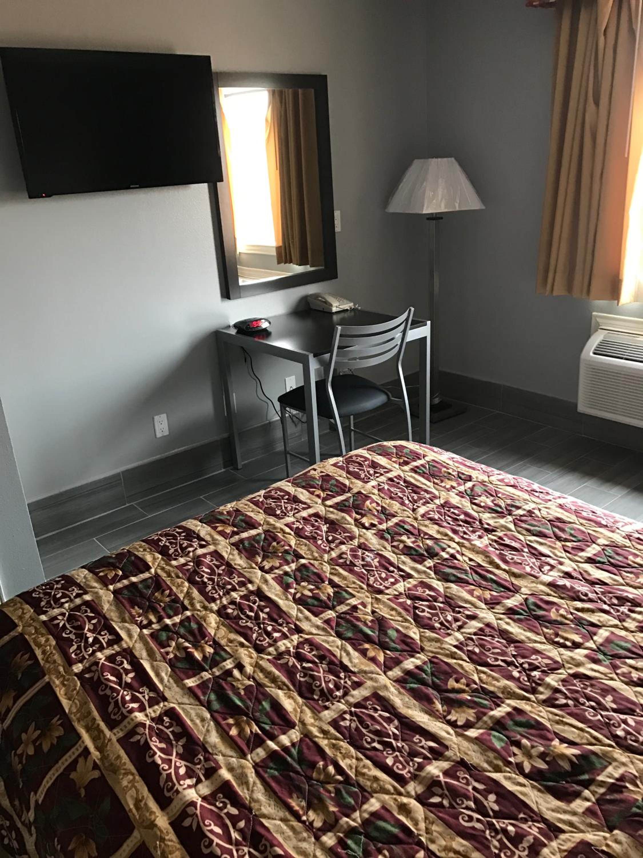 Queen Room - Non-Smoking