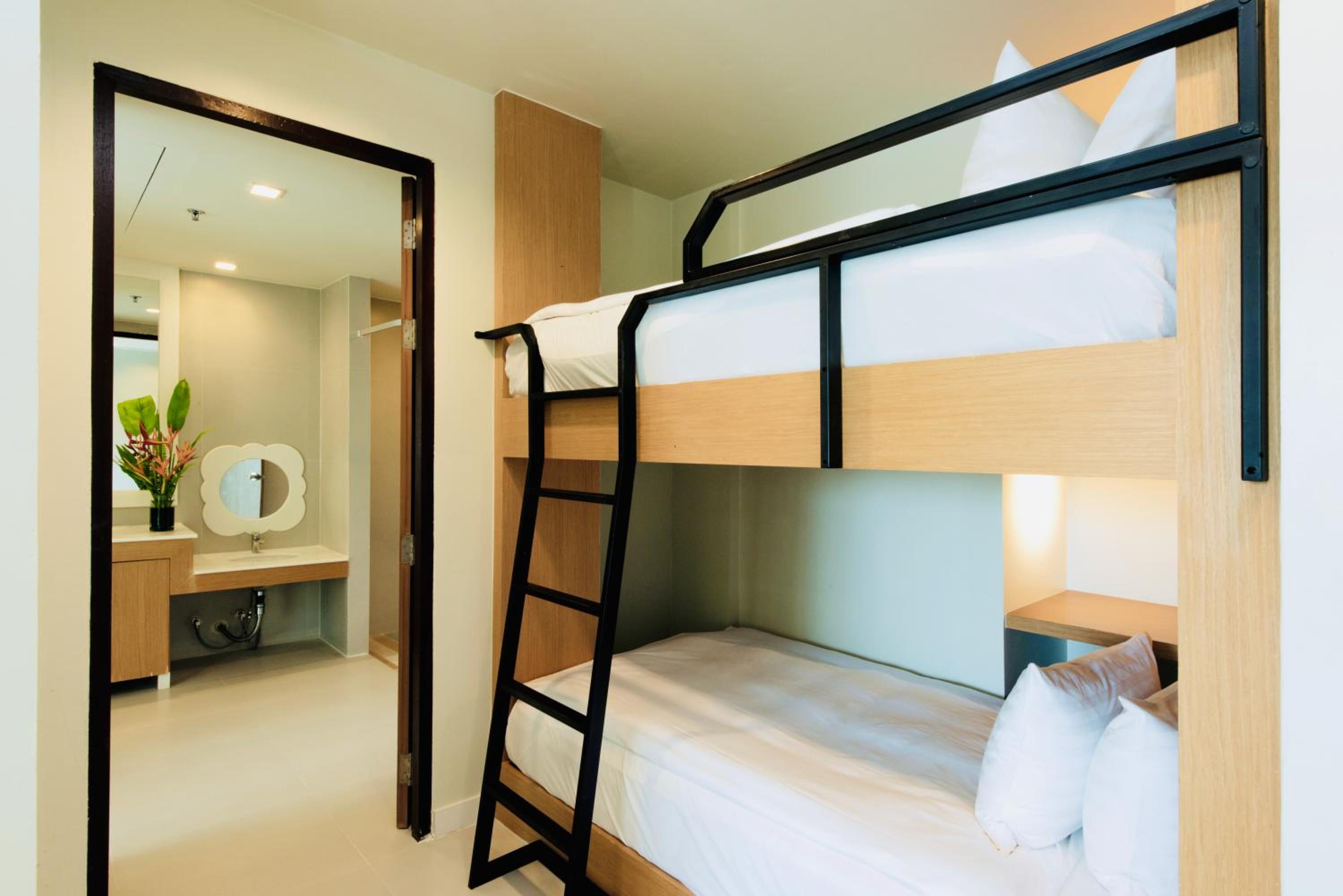 Kids' Suite with Pool View