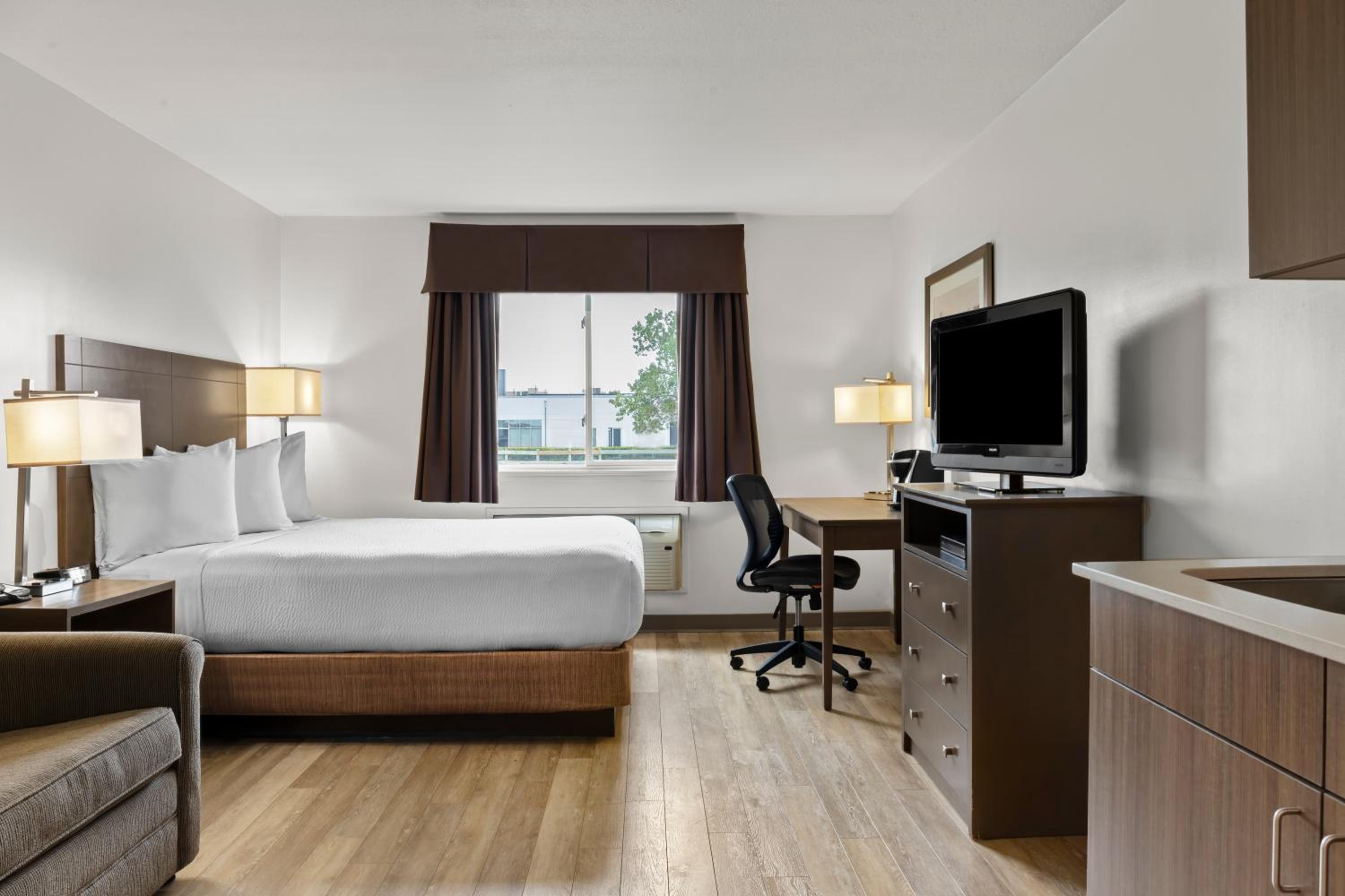 Queen Room with Kitchenette - Non-Smoking