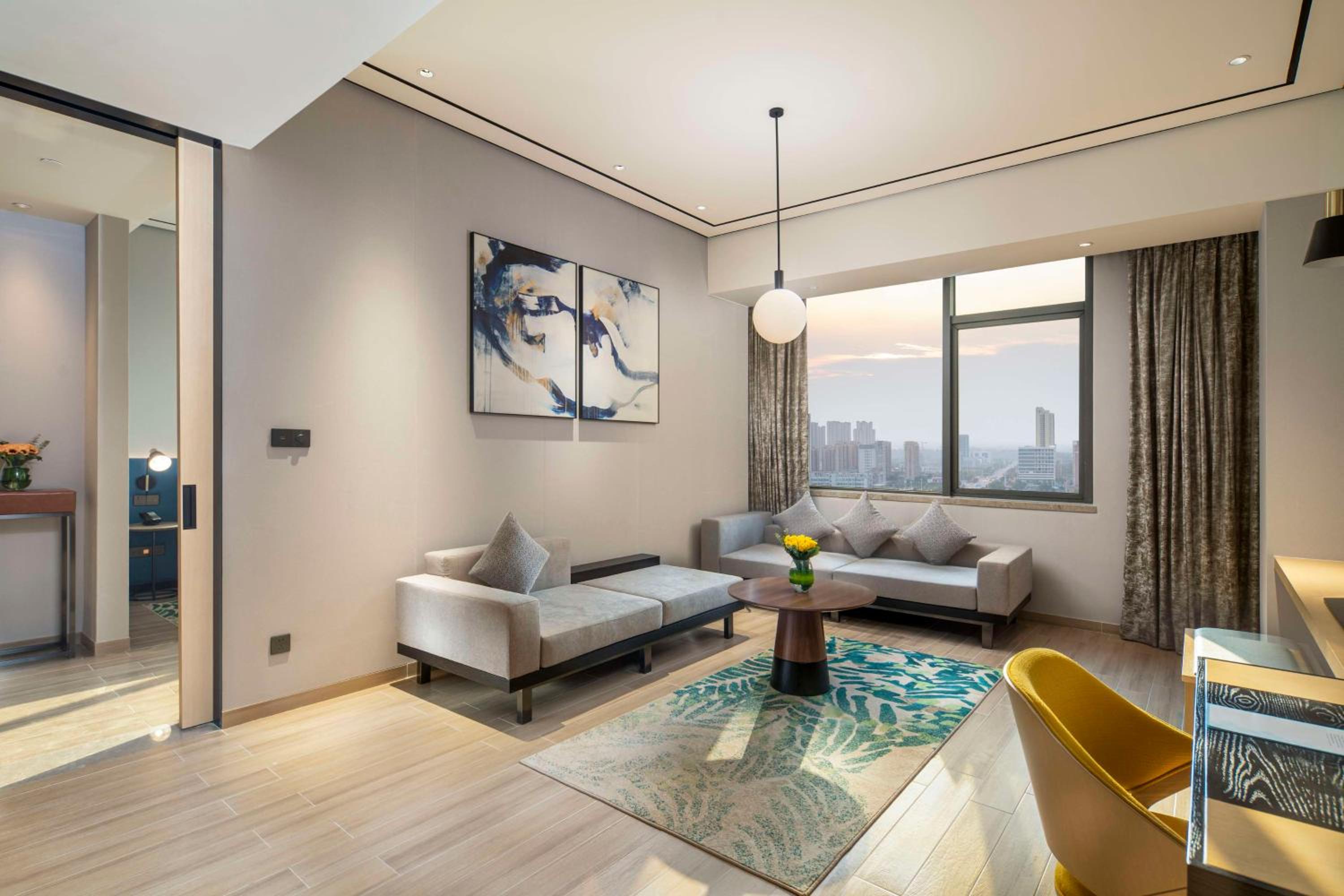 Deluxe King Suite with Lake View