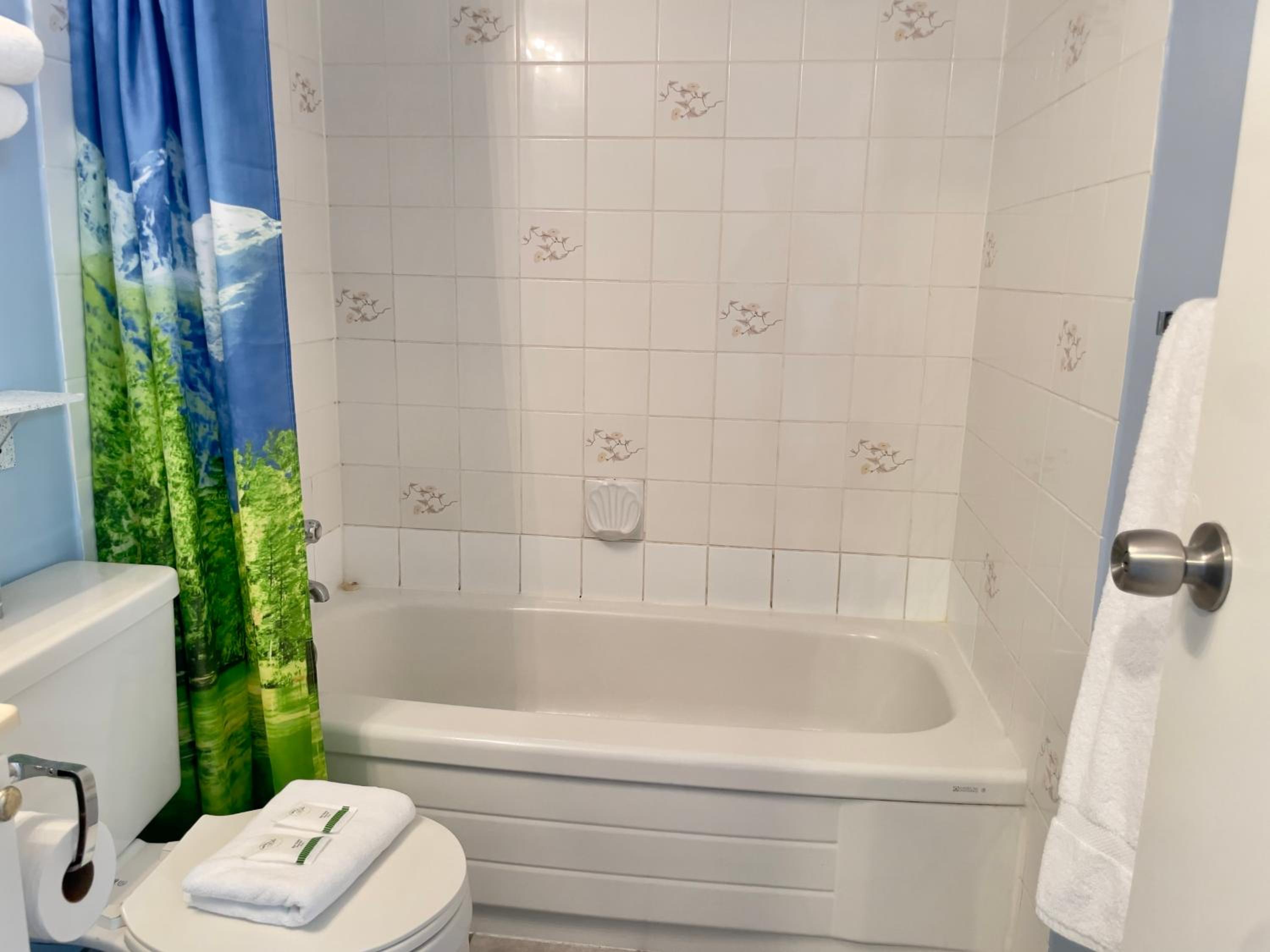 One-Bedroom Suite with Two Double Beds and Kitchenette