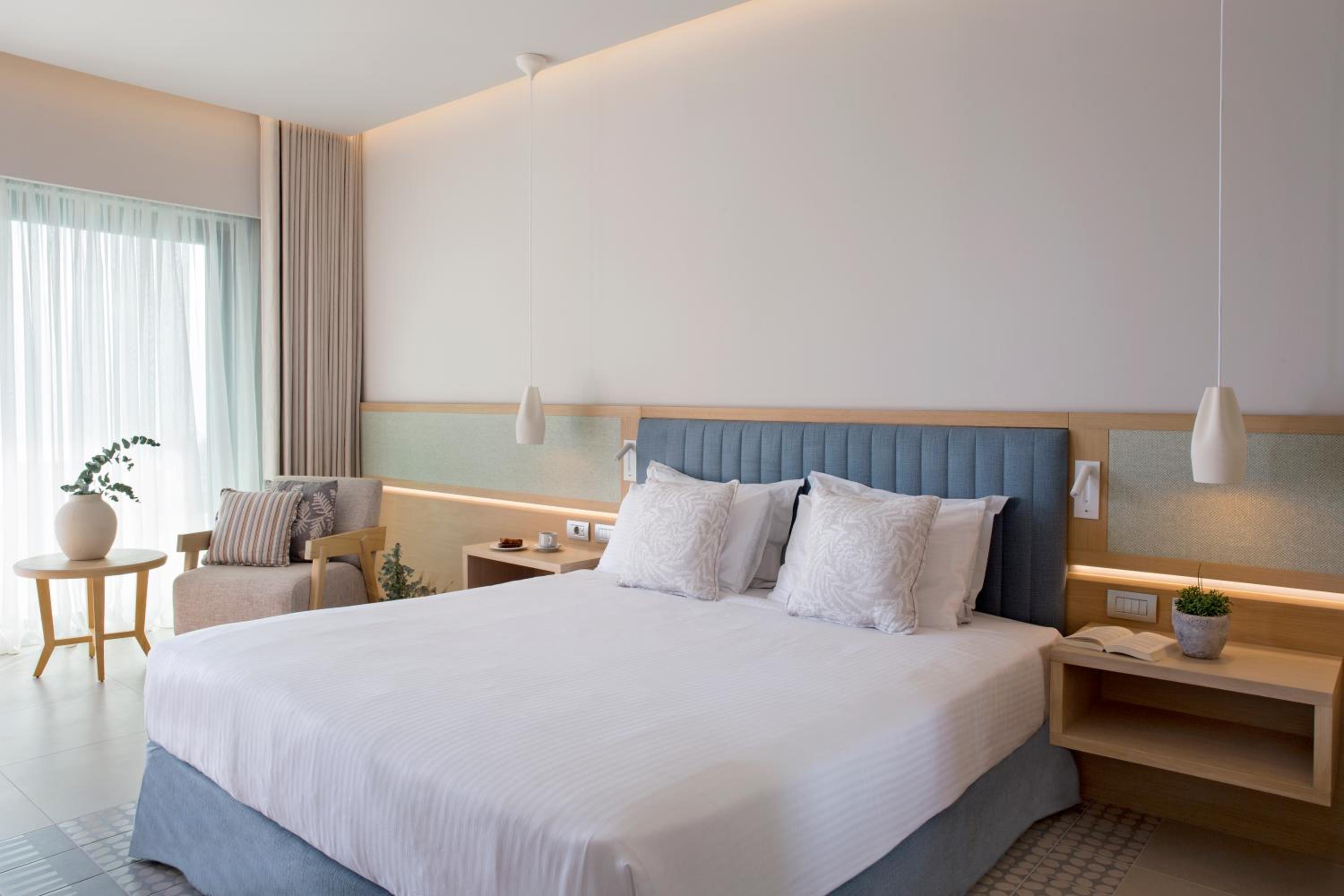 Deluxe Room Lateral Sea View