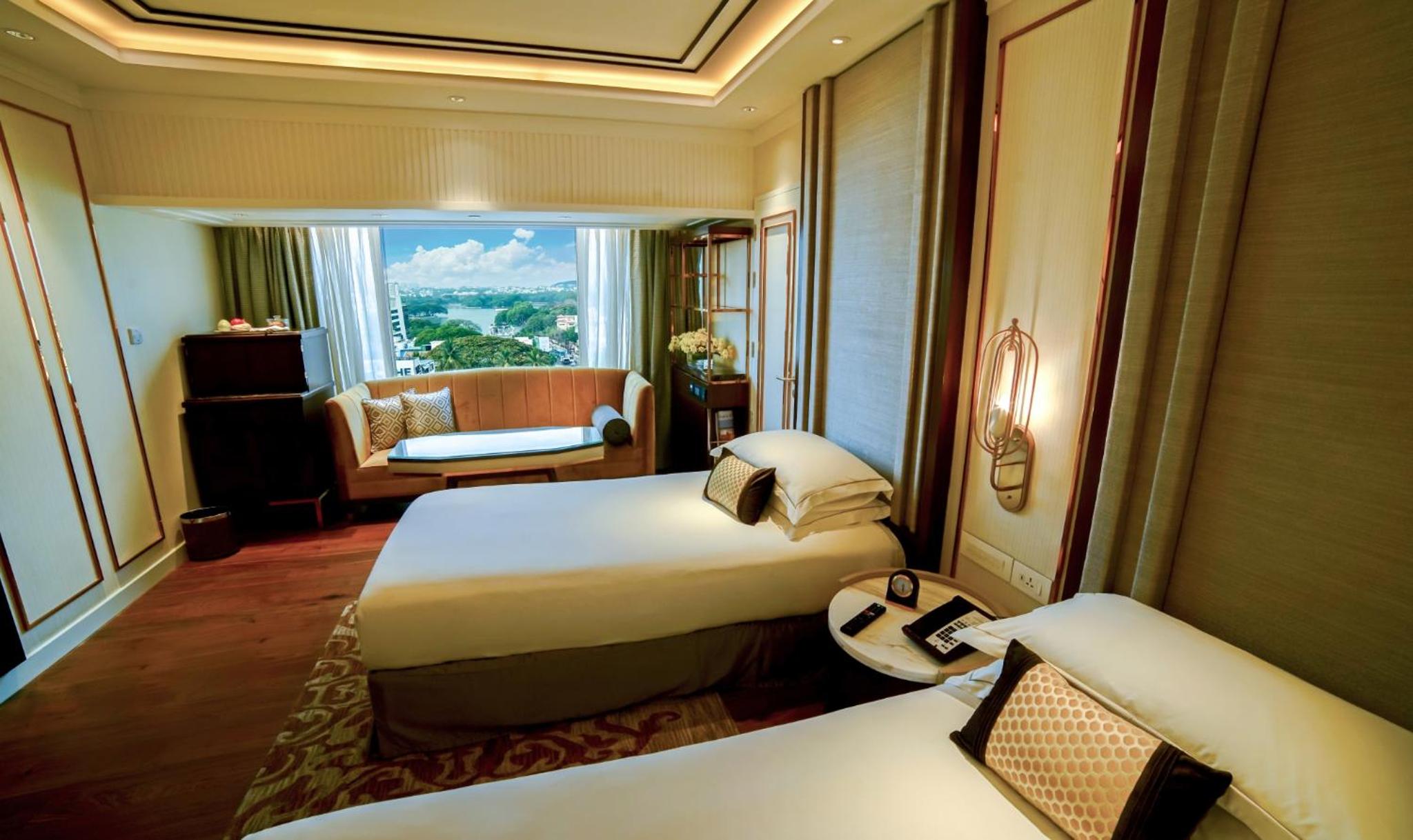 Deluxe  Room City View Twin Bed 