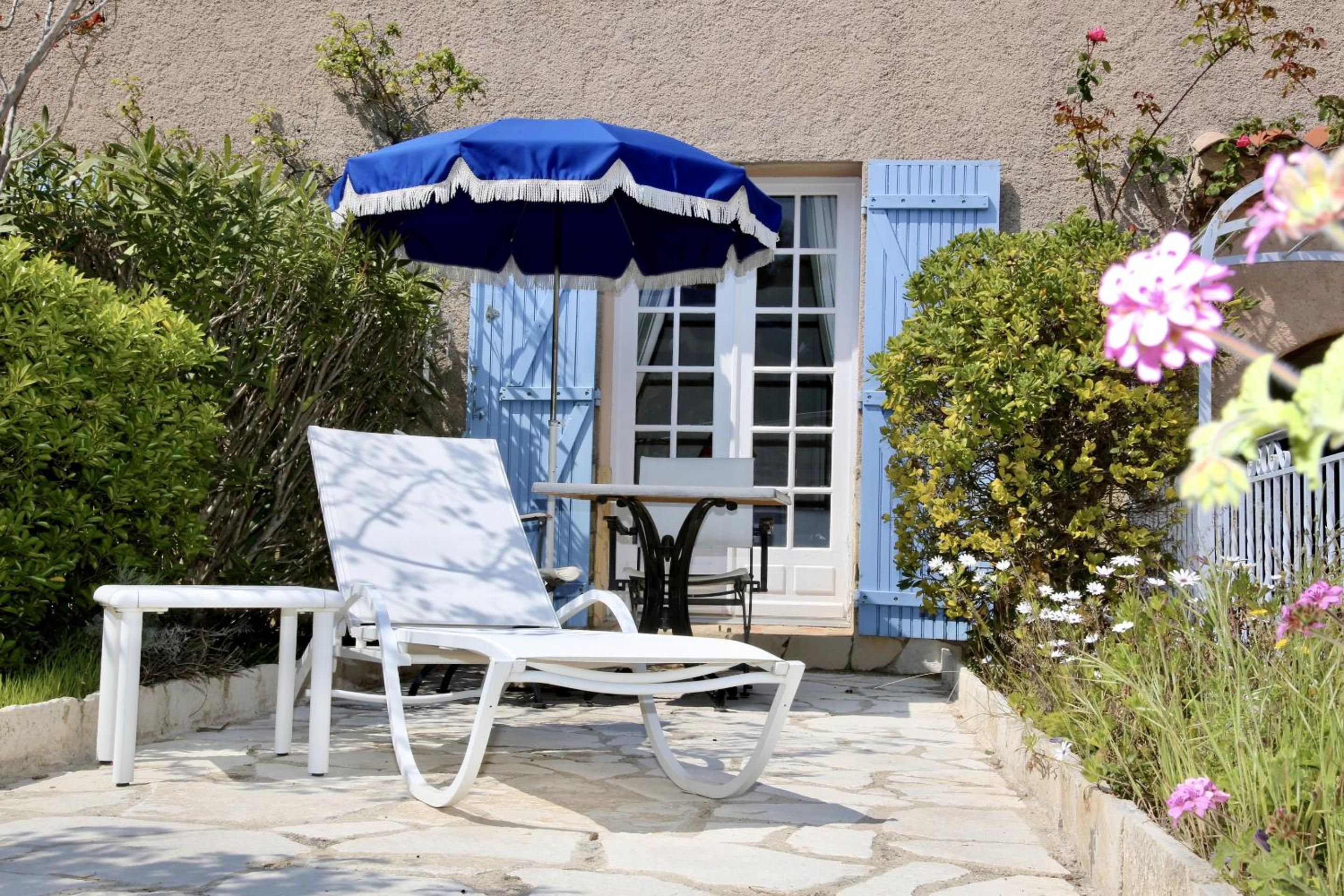 Queen Room with Pool View