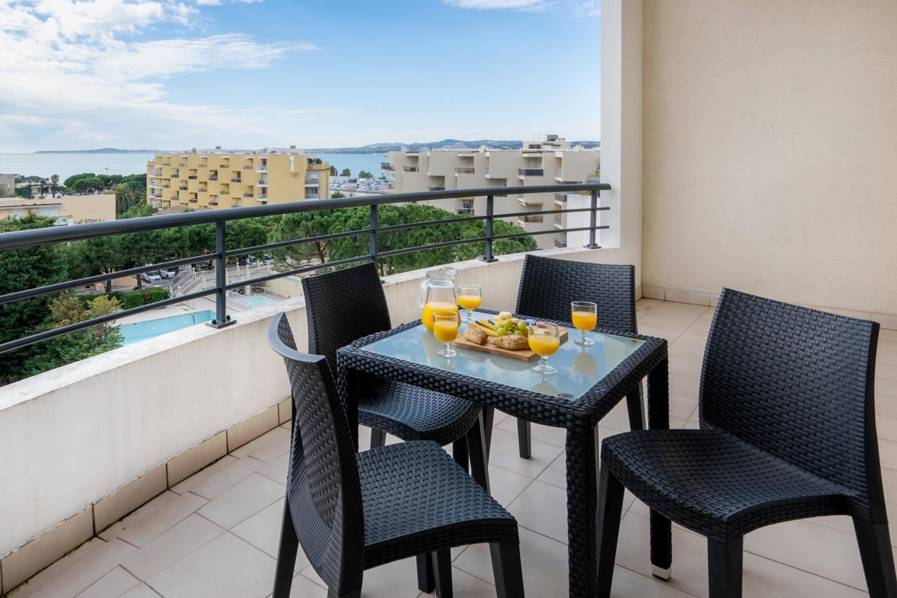 One-Bedroom Apartment (4 Adults) with swimming pool view