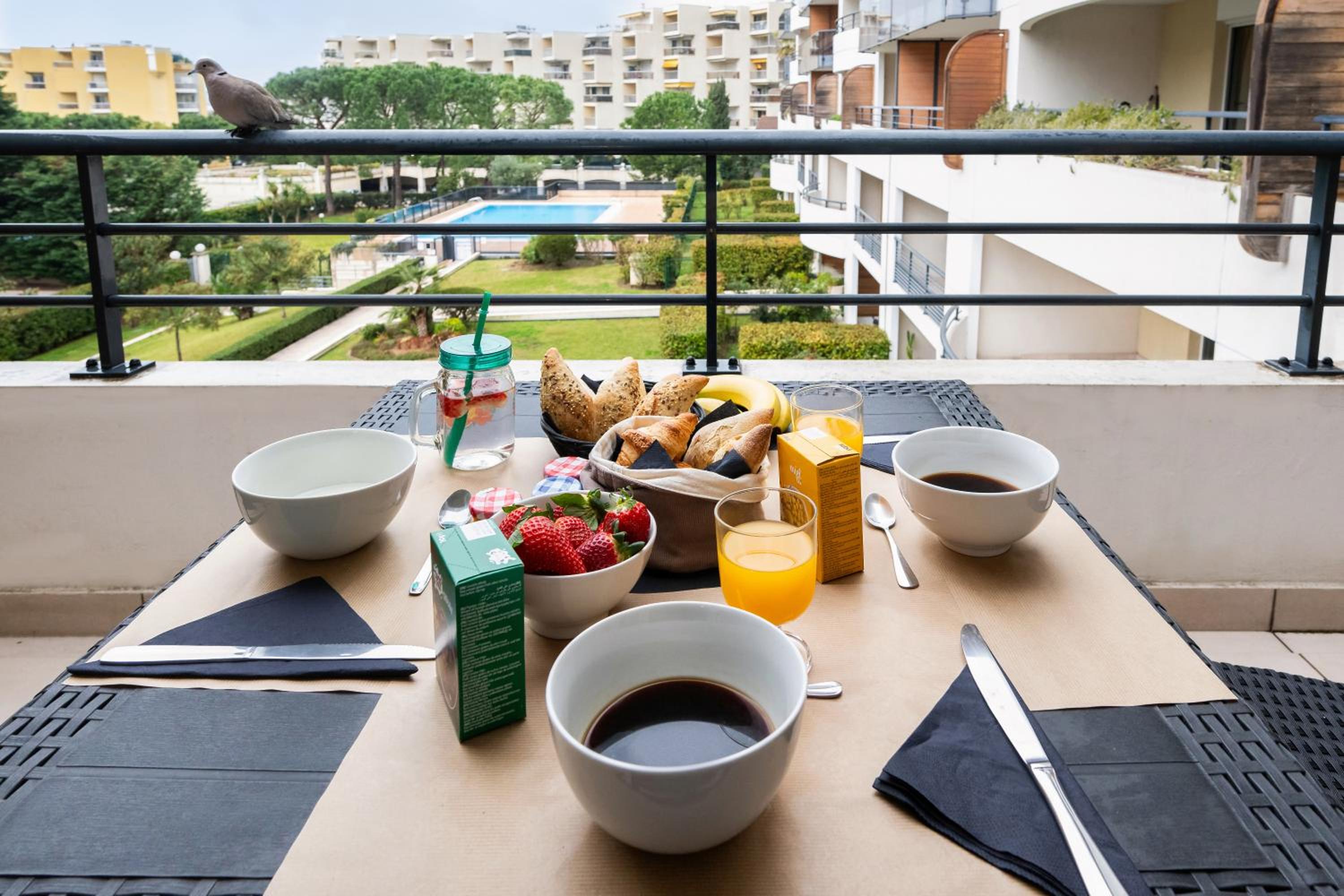 One-Bedroom Apartment (4 Adults) with swimming pool view