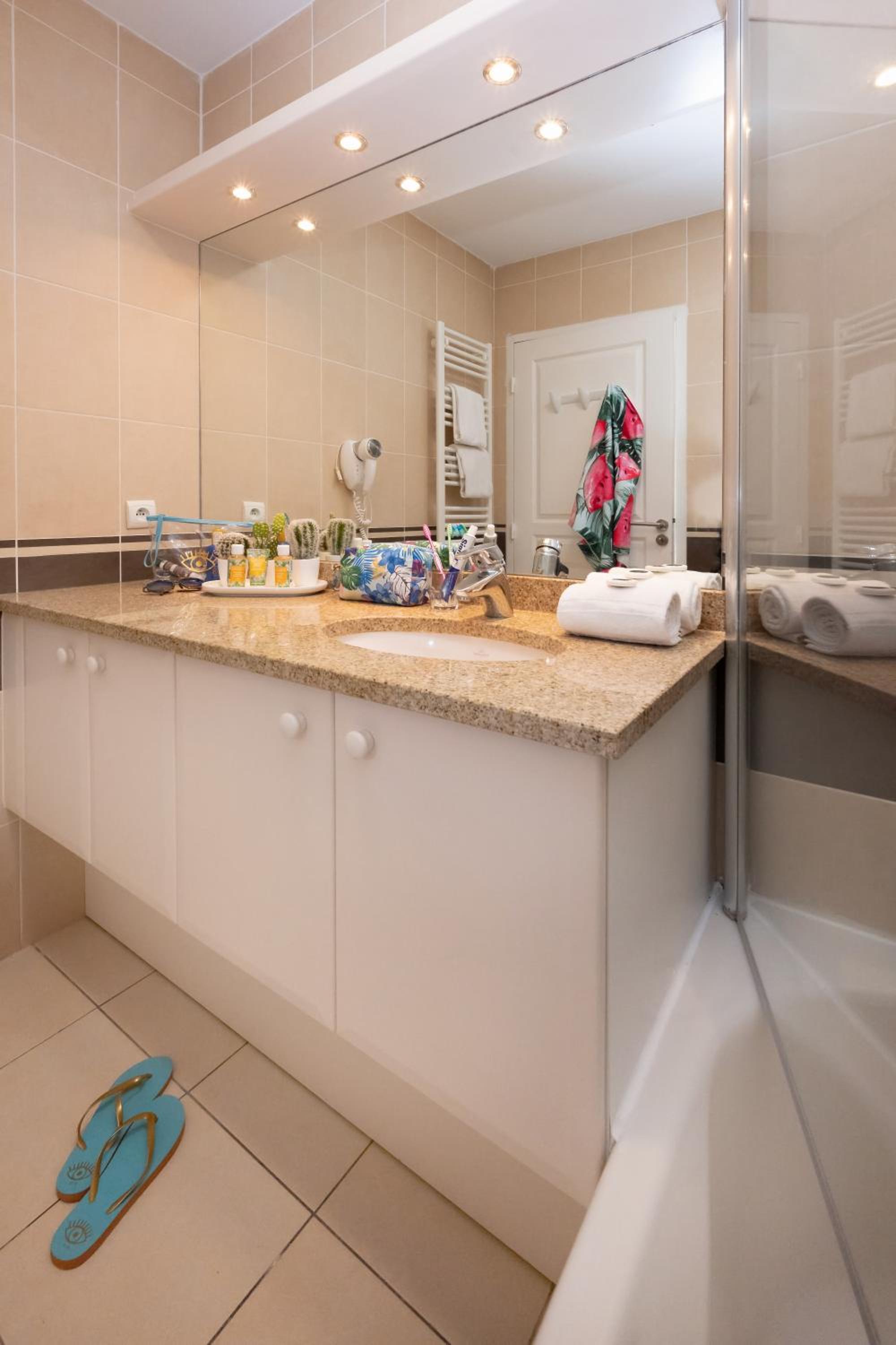 One-Bedroom Apartment (4 Adults) with swimming pool view